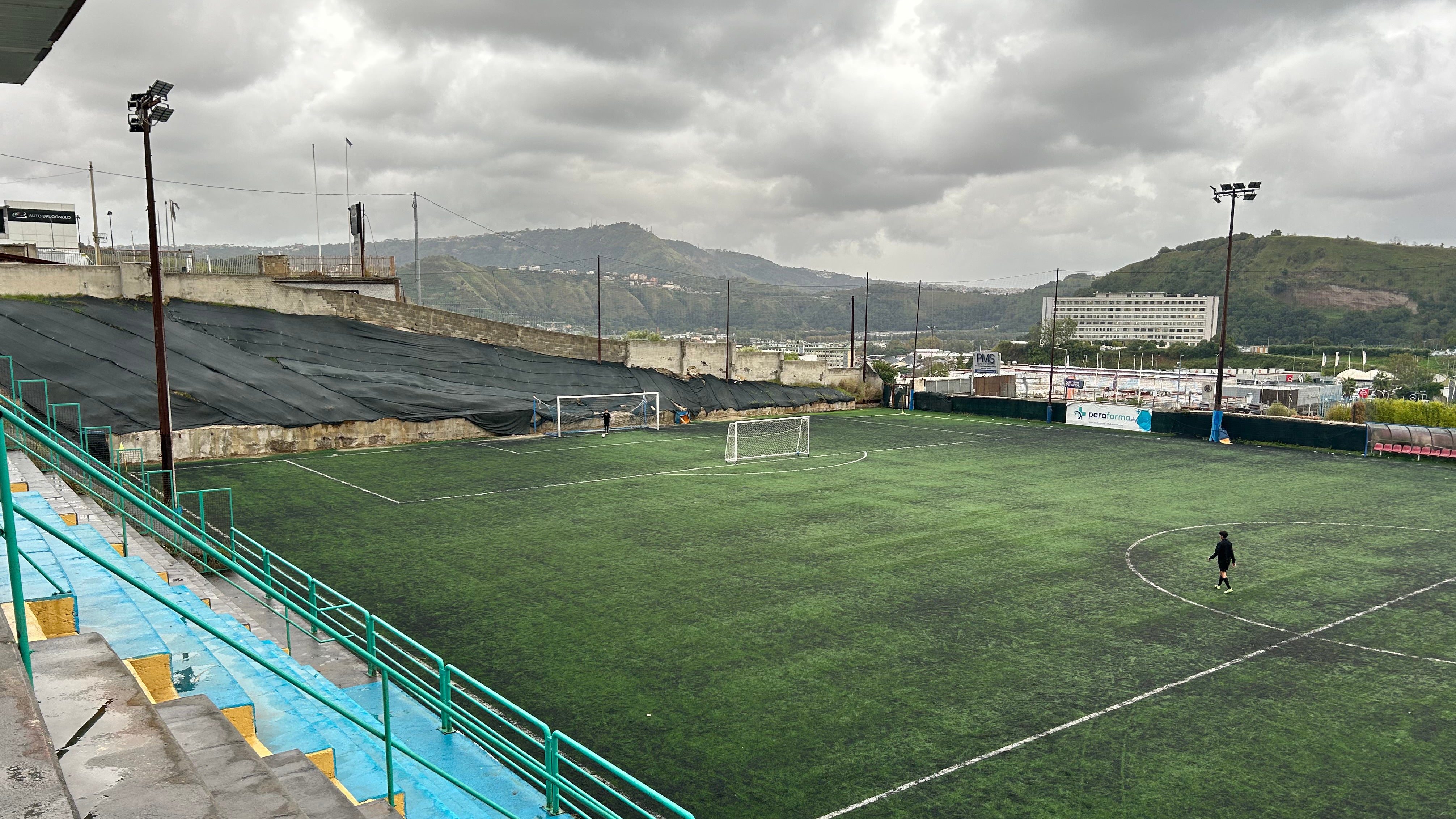 Italien, Neapel: Der Sportplatz von Montefusco Spinesi im Westen der italienischen Millionenstadt Neapel. Der Platz liegt auf dem Supervulkan Campi Flegrei, wo Experten nach einer Serie von Erdbeben Schlimmeres bef&uuml;rchten. (Christoph Sator/dpa)
