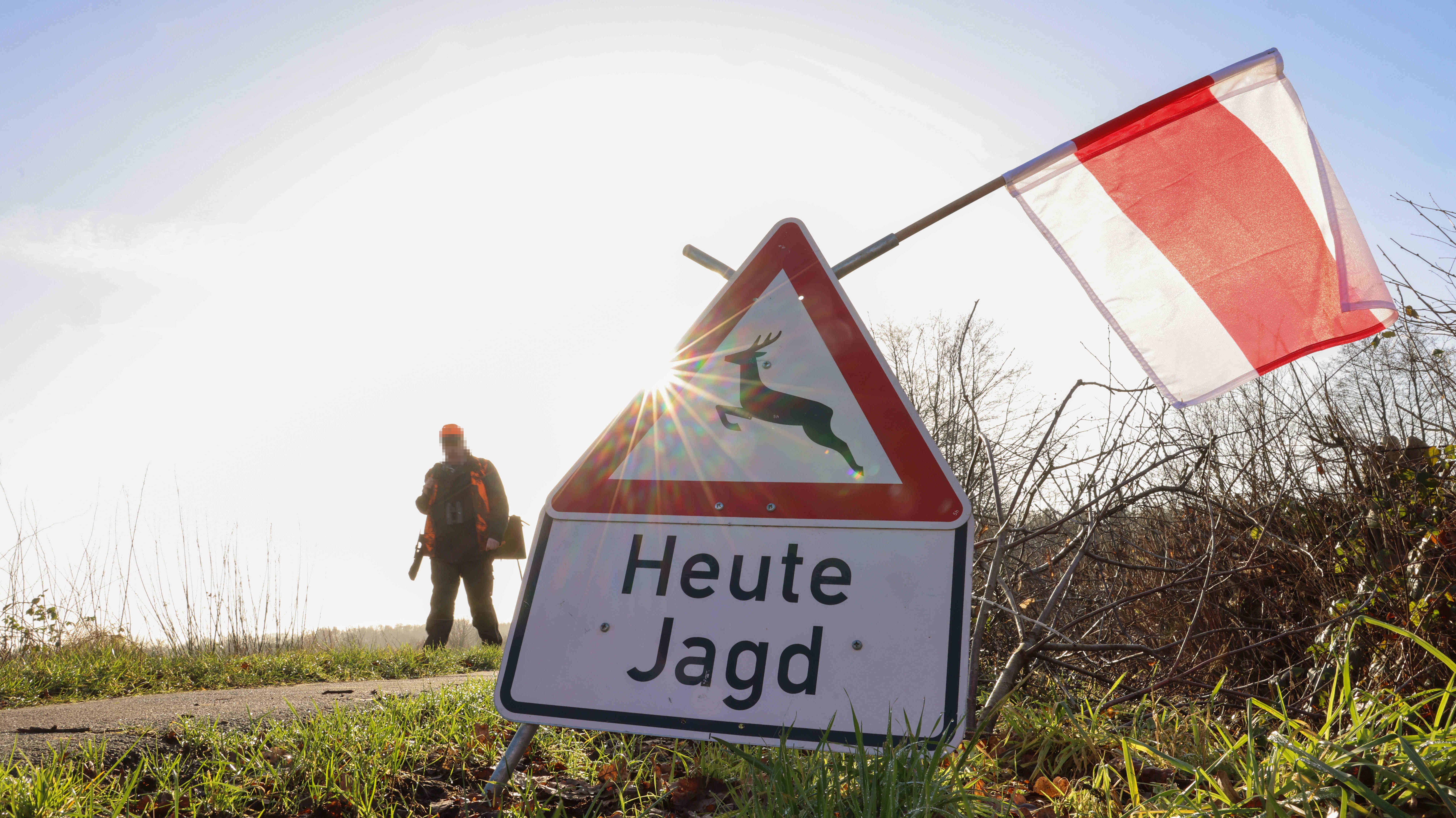15.01.2022, Schleswig-Holstein, Drage: Ein Warn- und Hinweisschild "Heute Jagd" steht an einem Feldweg im Forst Halloh. Wild und Wald geh&ouml;ren zusammen. Aber wo der Wildbestand zu gro&szlig; wird, gef&auml;hrdet er die gew&uuml;nschte Naturverj&uuml;ngung des Waldes. Aufgabe der J&auml;ger ist die Regulierung. (zu dpa "Nicht jede Jagd bringt eine reiche Strecke") Foto: Christian Charisius/dpa +++ dpa-Bildfunk +++
