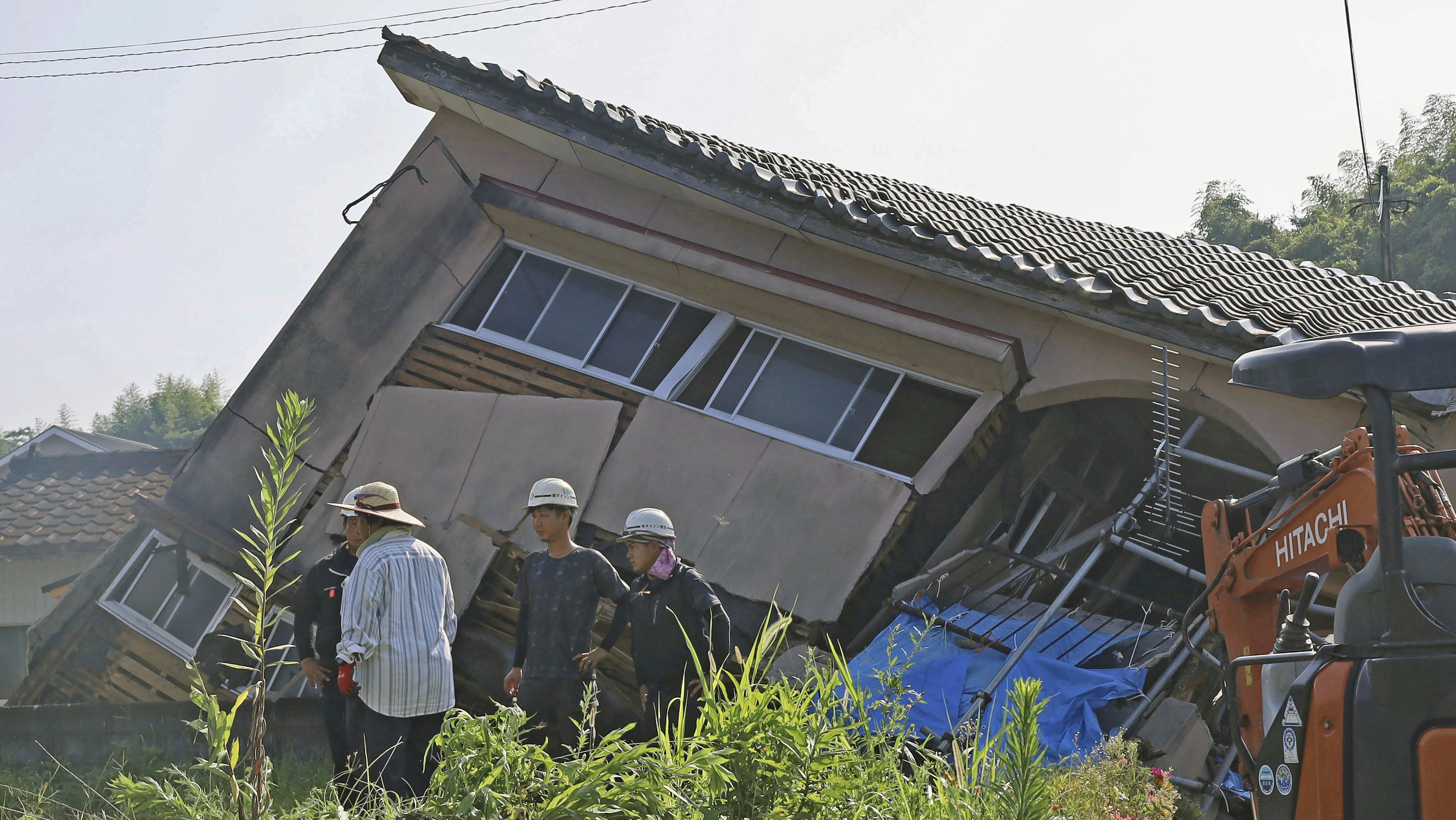 Freitag, 9. August 2024: Ein eingest&uuml;rztes Haus in der Stadt Oosaki in der Pr&auml;fektur Kagoshima im S&uuml;den Japans. (Kyodo News via AP)