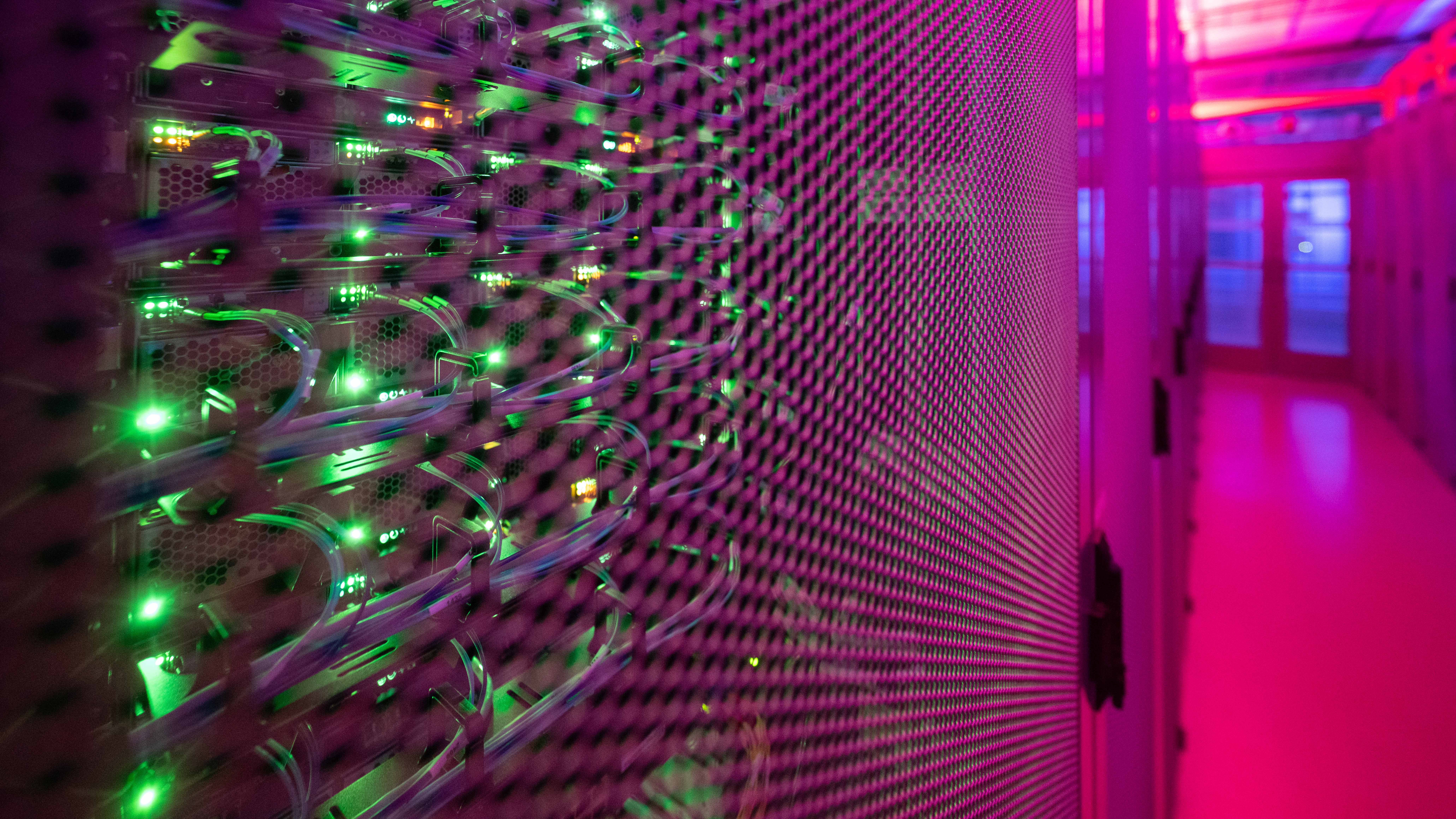 ARCHIV - 23.01.2023, Hessen, Frankfurt/Main: LEDs leuchten in einem Serverschrank in einem Rechenzentrum. (zu dpa: &acute;KI-Revolution treibt Strombedarf in die H&circ;he&ordf;) Foto: Sebastian Gollnow/dpa +++ dpa-Bildfunk +++