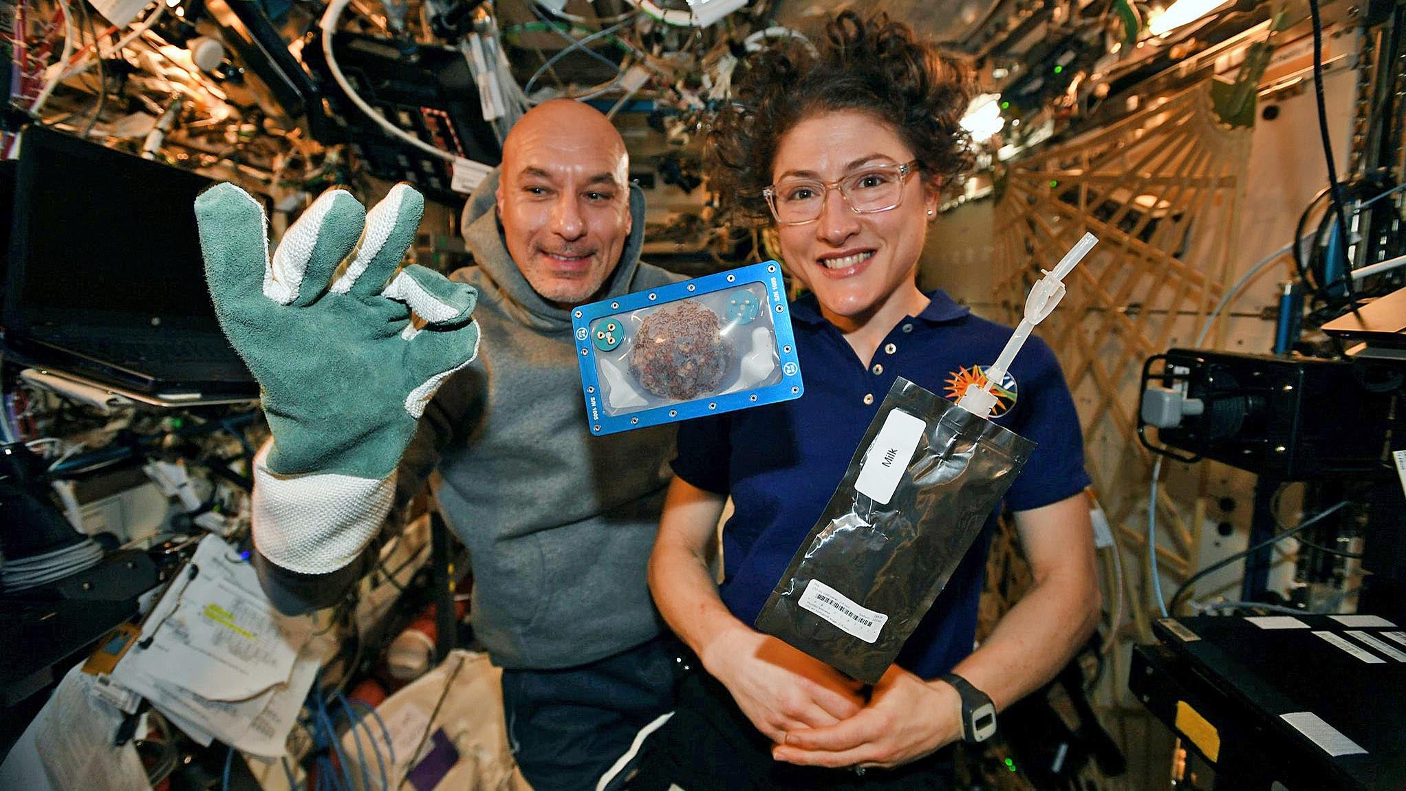 26.12.2019, ---: Das am 26.12.2019 auf Christina Kochs Twitter Account ver&ouml;ffentlichte Foto zeigt Christina Koch (r), Astronautin aus den USA, und Luca Parmitano, Astronaut aus Italien, und einen Keks, der in der Internationalen Raumstation ISS gebacken wurde. Forscher wollen die Kekse mit Sckokoladenst&uuml;ckchen, die in einem speziellen schwerelosen Ofen von Astronauten gebacken wurden, untersuchen. Foto: Uncredited/NASA/dpa +++ dpa-Bildfunk +++