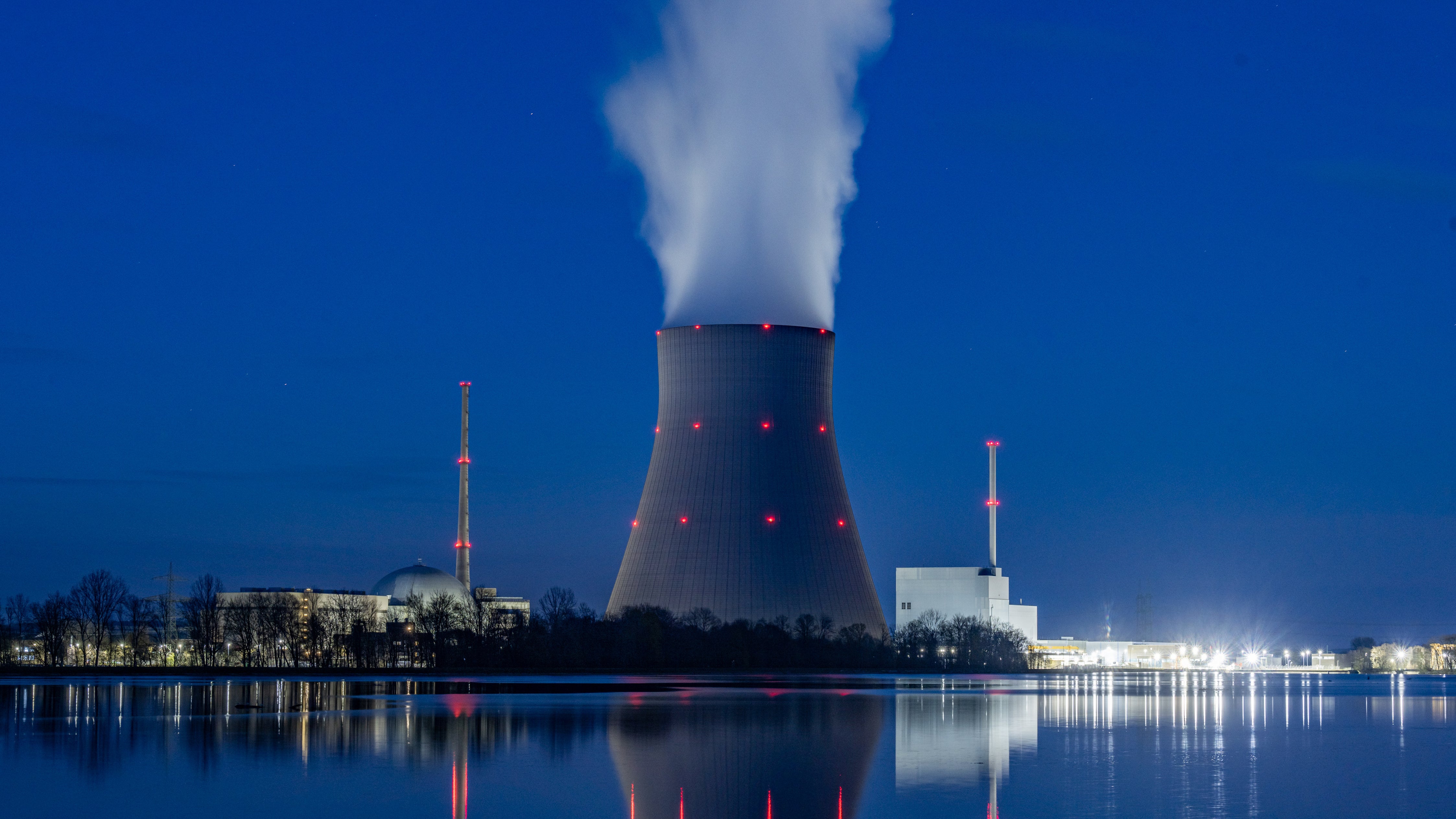 ARCHIV - 05.04.2023, Bayern, Essenbach: Wasserdampf steigt aus dem K&uuml;hltum des Kernkraftwerks Isar 2. Laut Atomgesetz soll die endg&uuml;ltige Abschaltung des Kraftwerkes am 15. April erfolgen. Foto: Armin Weigel/dpa +++ dpa-Bildfunk +++