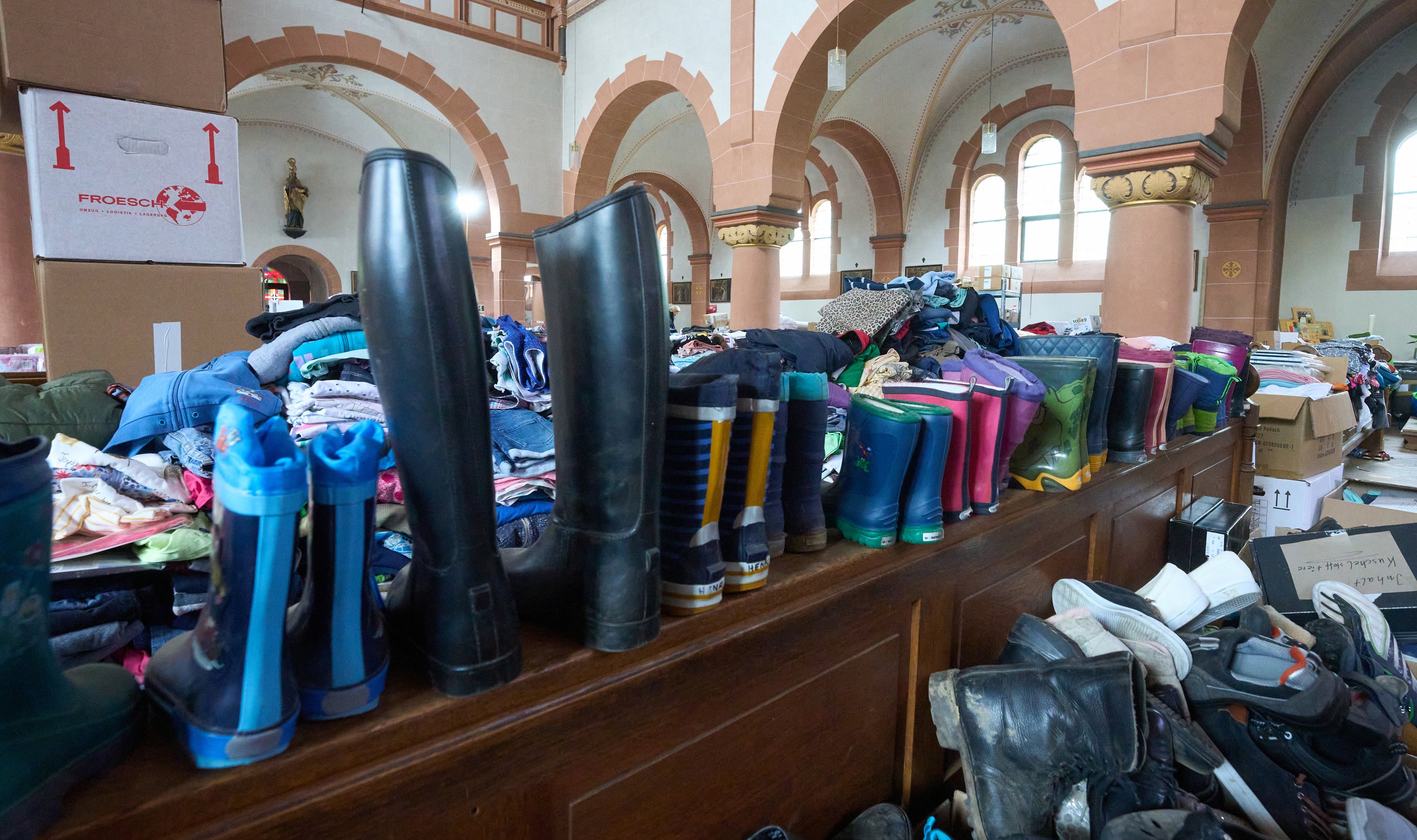 28.07.2021, Rheinland-Pfalz, Mayscho&szlig;: Hilfsg&uuml;ter stehen in der Kirche St. Nikolaus und Rochus f&uuml;r Flutopfer zur Abholung bereit. Tagelang waren die Einwohner von Mayscho&szlig; an der Ahr nach der Flut von der Au&szlig;enwelt abgeschnitten. (Thomas Frey/dpa)