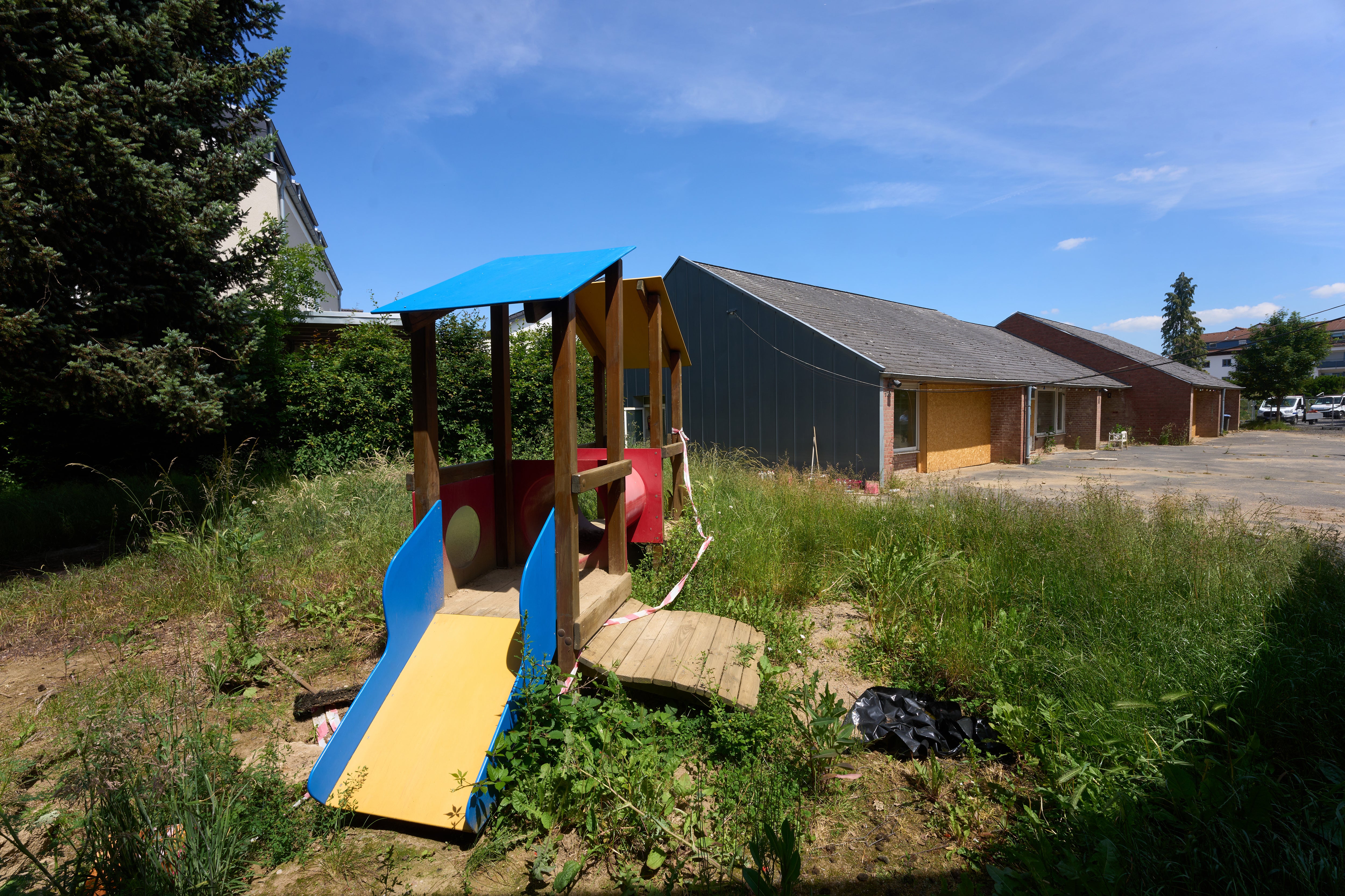 02.06.2022, Rheinland-Pfalz, Ahrweiler: Das Gel&auml;nde der Kita St. Pius. Sie wurde durch die Flutkatastrophe zerst&ouml;rt und musste abgerissen werden. (Thomas Frey/dpa)
