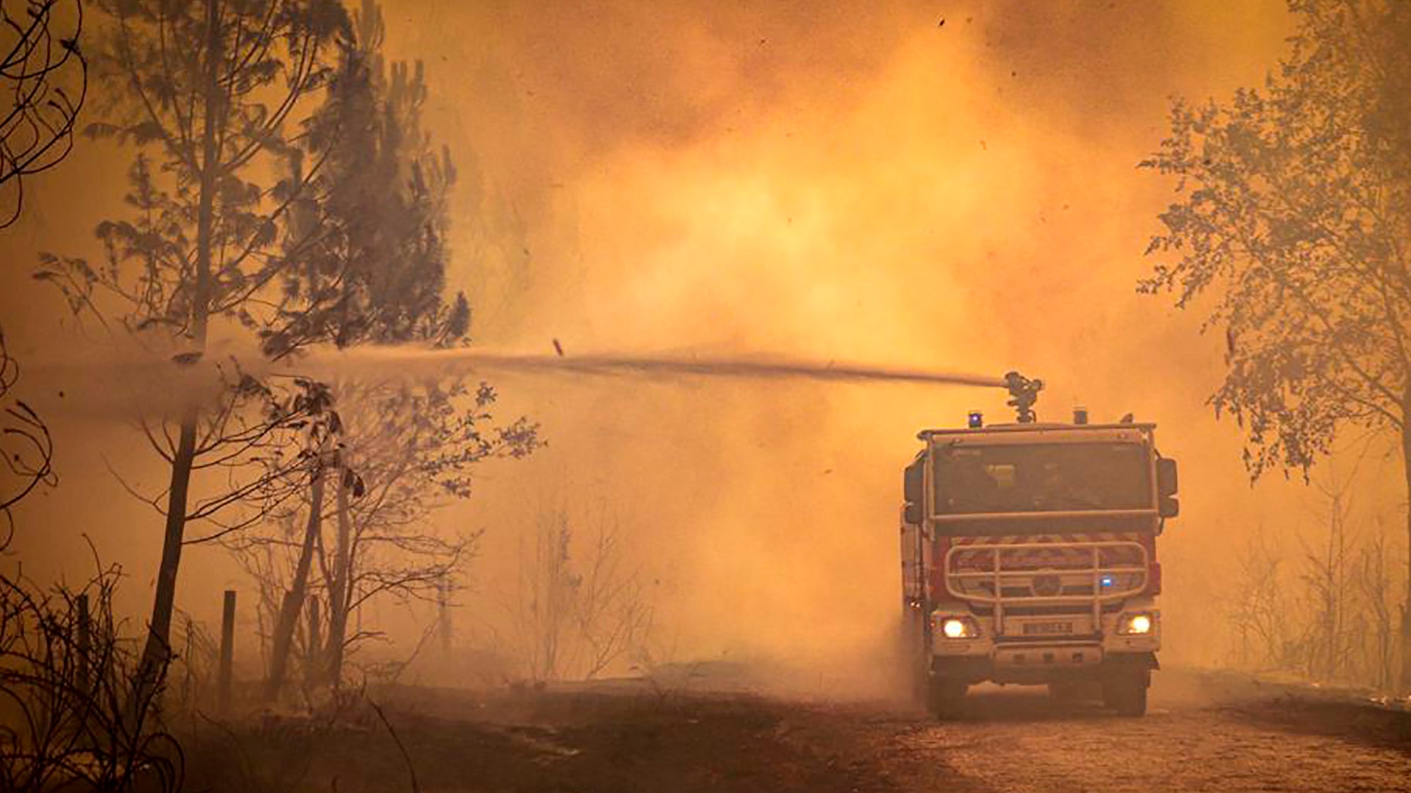 15.07.2022, Frankreich, Landiras: Dieses am 15. Juli 2022, von der Feuerwehr der Region Gironde (SDIS 33) zur Verf&uuml;gung gestellte Foto zeigt einen Feuerwehrwagen, der Fl&uuml;ssigkeit auf einen Waldbrand spr&uuml;ht. (Archivbild) (Uncredited/Service Communication-Protocole SDIS 33/AP/dpa)
