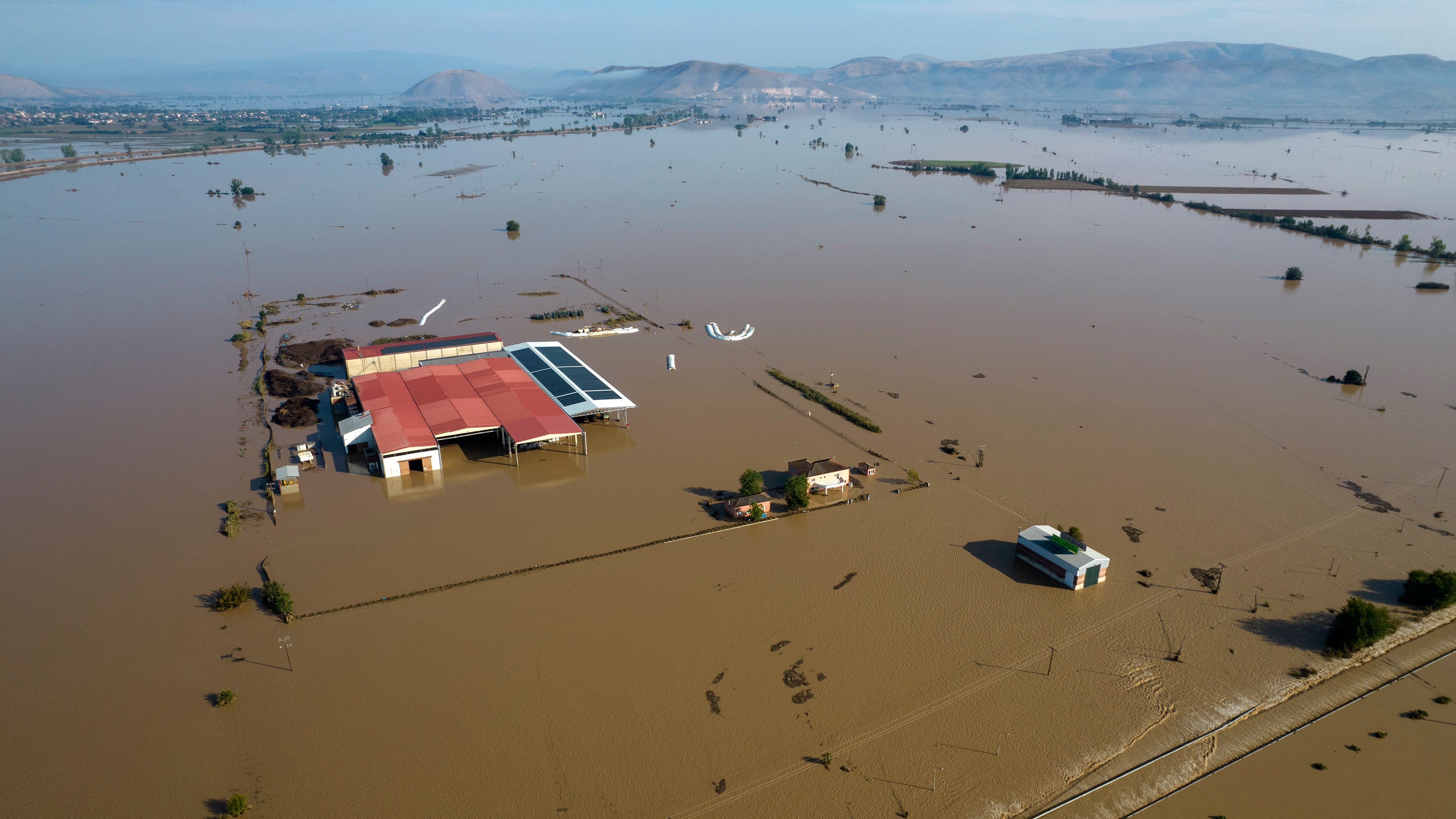 08.09.2023, Griechenland, Karditsa: Blick auf &uuml;berschwemmte Gebiete in der N&auml;he des Dorfes Itea, einige Kilometer von der Stadt Karditsa entfernt. (Yorgos Karahalis/dpa)