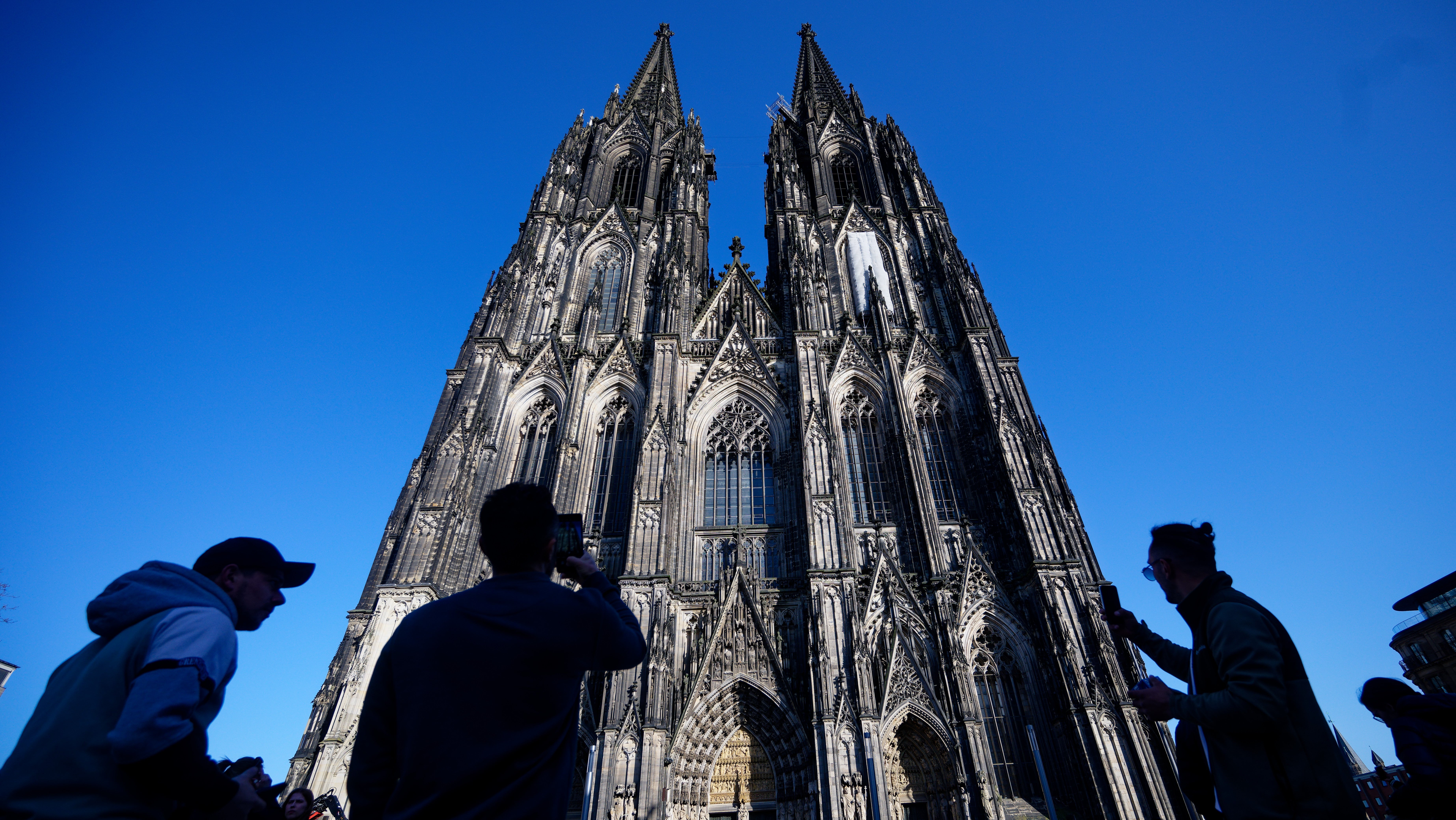 05.03.2026, Nordrhein-Westfalen, K&ouml;ln: Touristen fotografieren den K&ouml;lner Dom. Der K&ouml;lner Dom wird Touristen in Zukunft Eintritt kosten. (Henning Kaiser/dpa)