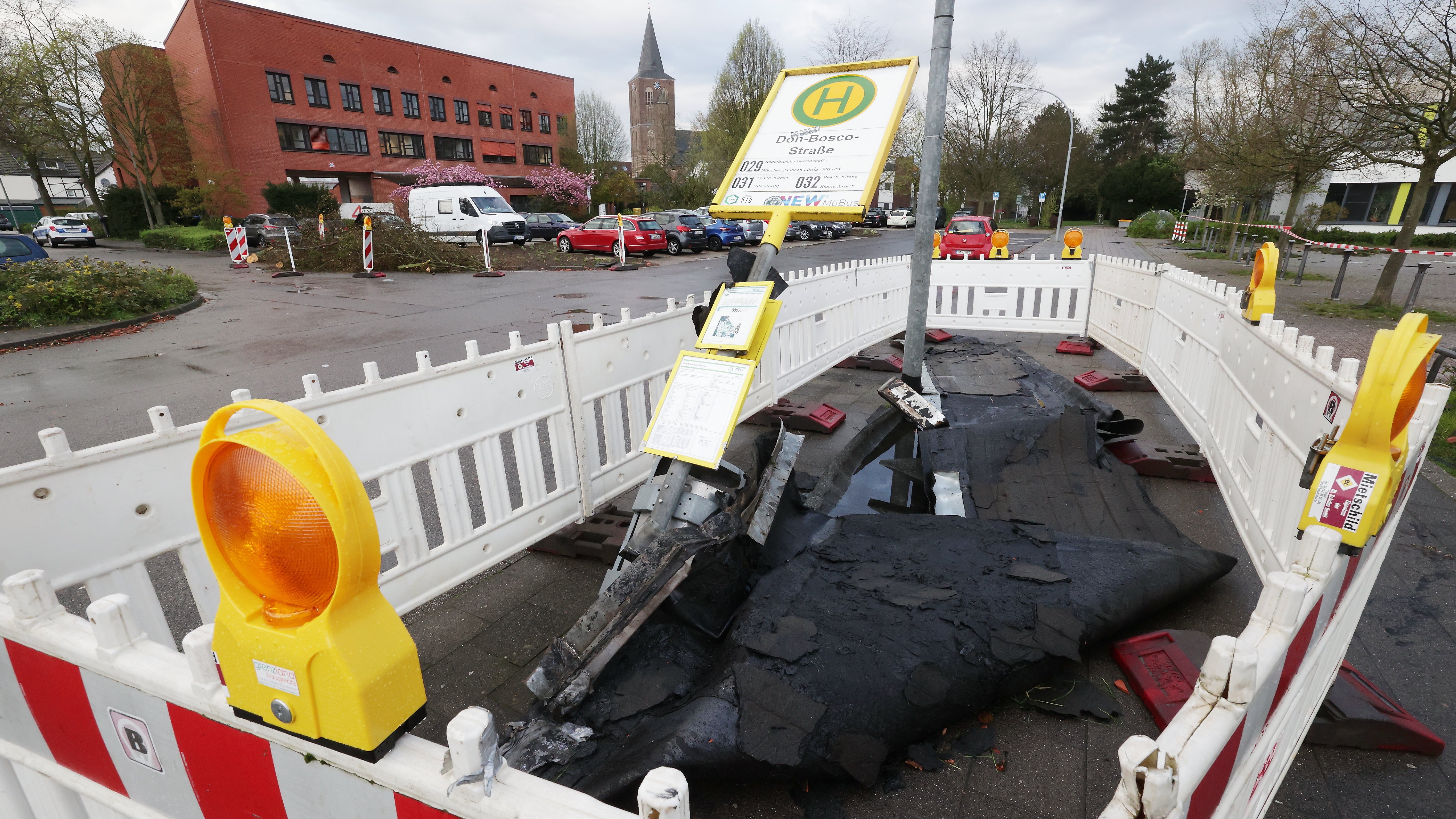 05.04.2024, Nordrhein-Westfalen, Korschenbroich: Auf einer Stra&szlig;e liegt ein Teil eines abgedeckten Daches. In Korschenbroich bei M&ouml;nchengladbach hat am Donnerstag m&ouml;glicherweise ein Tornado ungef&auml;hr 20 H&auml;user besch&auml;digt. (David Young/dpa)

