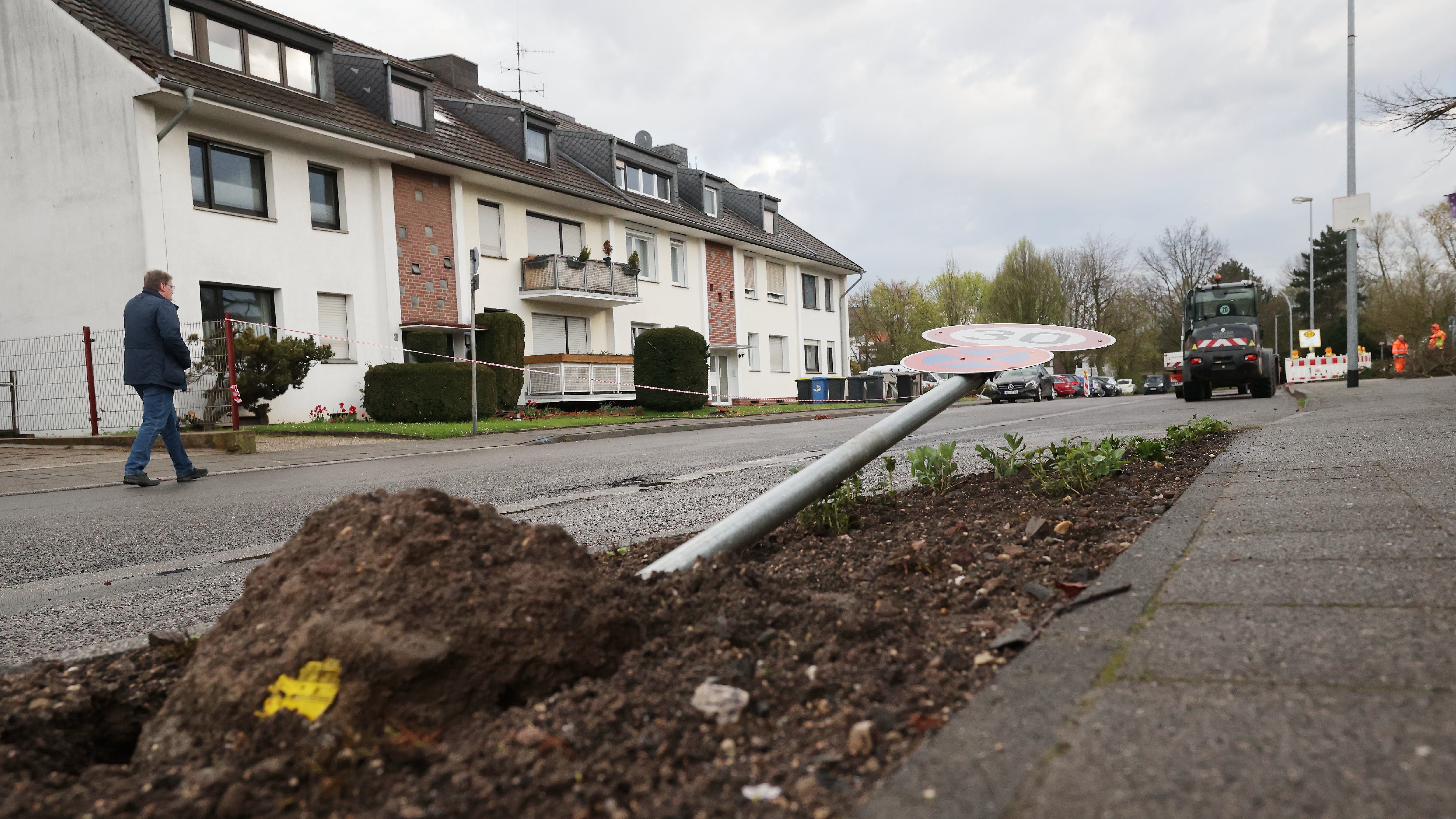 05.04.2024, Nordrhein-Westfalen, Korschenbroich: Ein Schild liegt nach einem Unwetter auf einer Stra&szlig;e. In Korschenbroich bei M&ouml;nchengladbach hat am Donnerstag m&ouml;glicherweise ein Tornado ungef&auml;hr 20 H&auml;user besch&auml;digt. (David Young/dpa)