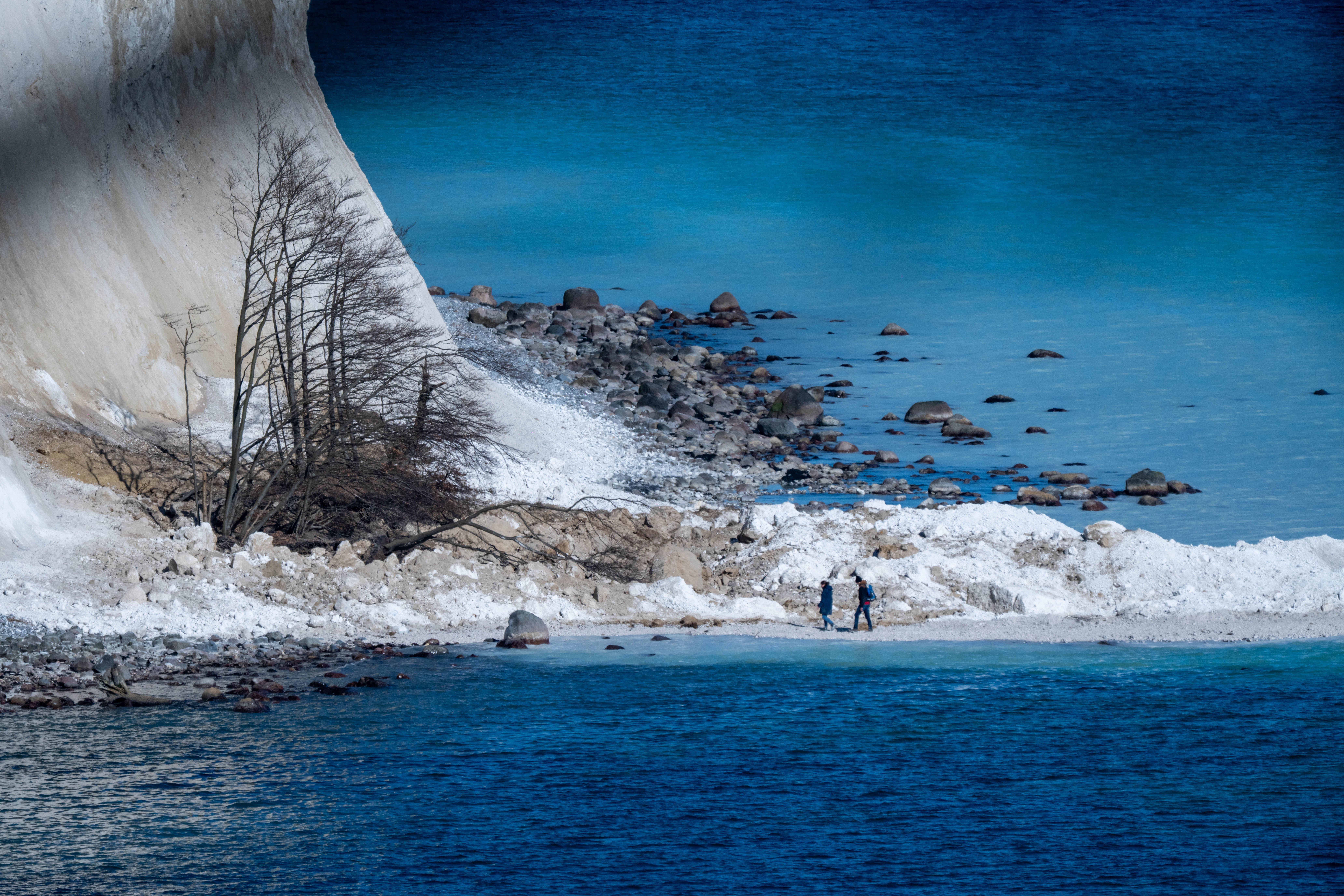 03.03.2026, Mecklenburg-Vorpommern, Sassnitz: Blick &uuml;ber den Strand der Steilk&uuml;ste des Nationalparks Jasmund zum Kreideklippenabbruch auf der Insel R&uuml;gen. (Stefan Sauer/dpa)