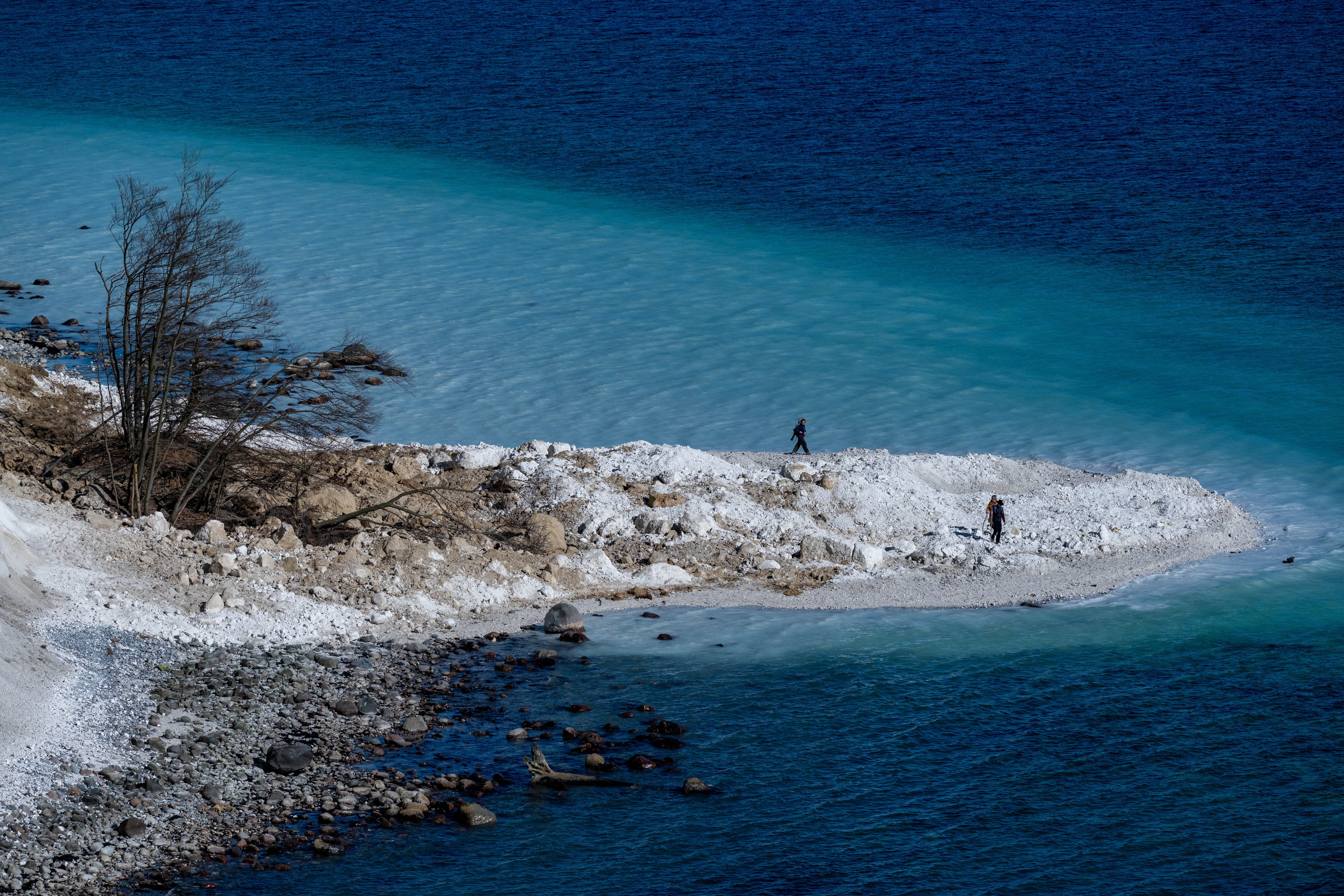 03.03.2026, Mecklenburg-Vorpommern, Sassnitz: Neugierige erkunden die Stelle eines Kreideklippenabbruchs auf der Insel R&uuml;gen. (Stefan Sauer/dpa)
