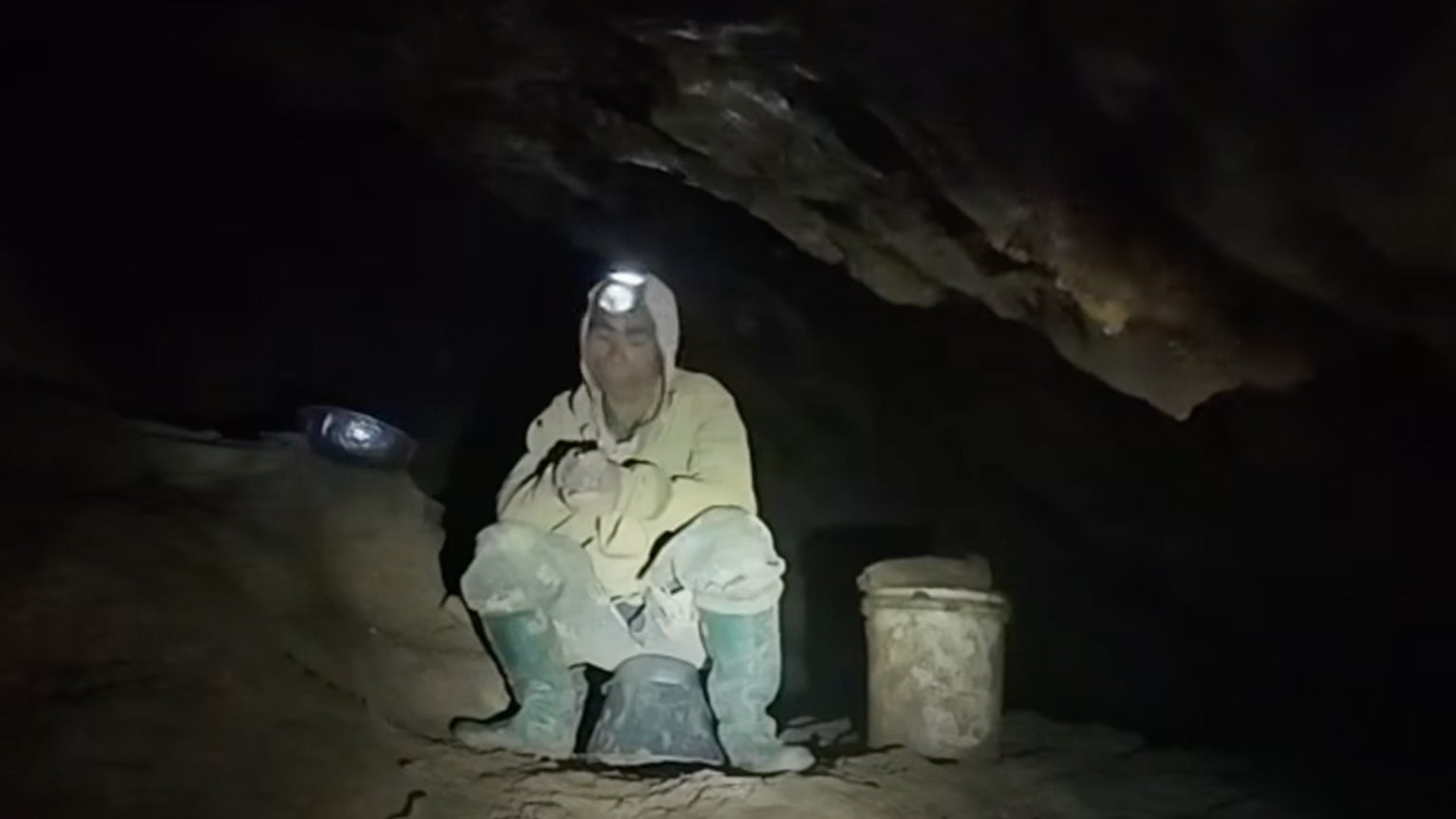Dieses Bild, das aus einem von Benz Norrased Palasing Seascout Diving zur Verf&uuml;gung gestellten Video stammt, zeigt einen Dorfbewohner, der am 28. Mai 2026, in einer &uuml;berfluteten H&ouml;hle in der Provinz Xaisomboun in Laos eingeschlossen war und gerettet wurde. (Benz Norrased Palasing Seascout Diving via AP)