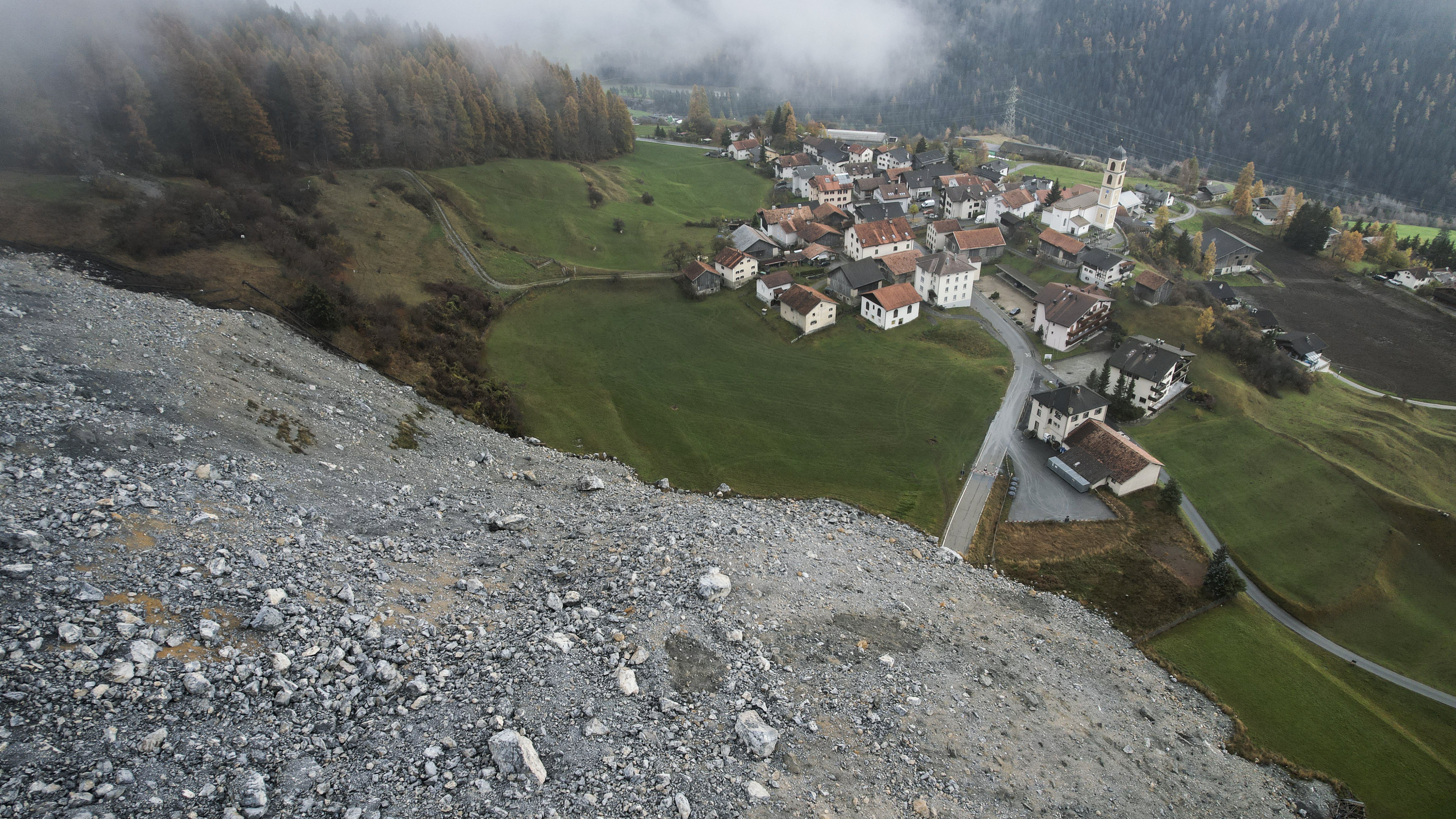 12.11.2024, Schweiz, Brienz: Blick auf Brienz in Brienz-Brinzauls. (Gian Ehrenzeller/KEYSTONE/dpa)
