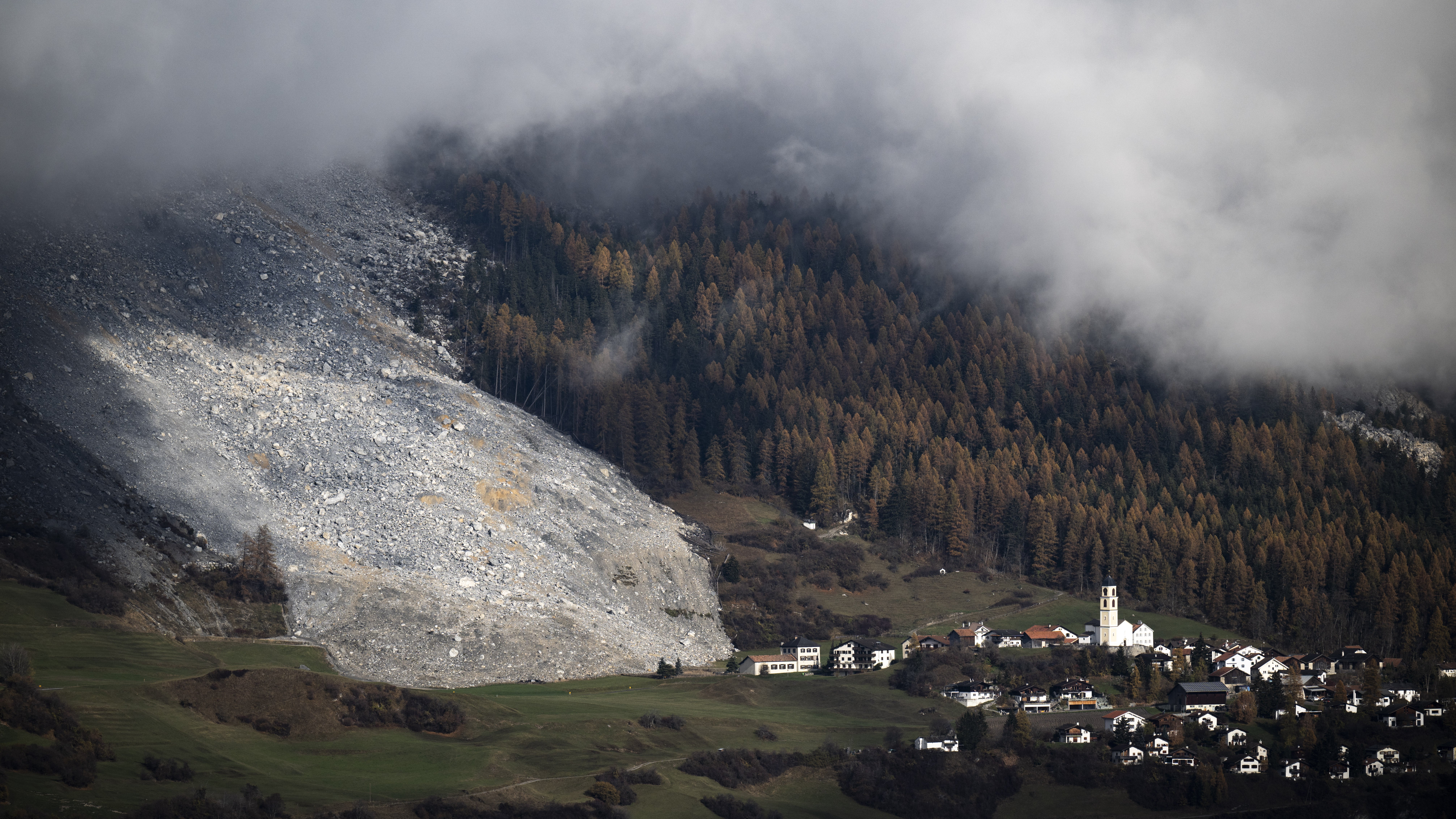 12.11.2024, Schweiz, Brienz: Blick auf Brienz in Brienz-Brinzauls. Am 15. Juni 2023 erreichte ein Erdrutsch beinahe das damals evakuierte Dorf. Nun drohen weitere 1,2 Millionen Kubikmeter Felsschutt abzugleiten. Die Bewohner m&uuml;ssen das Dorf bis Sonntagmittag verlassen haben. Die Evakuierung d&uuml;rfte mehrere Monate andauern. (Gian Ehrenzeller/KEYSTONE/dpa)