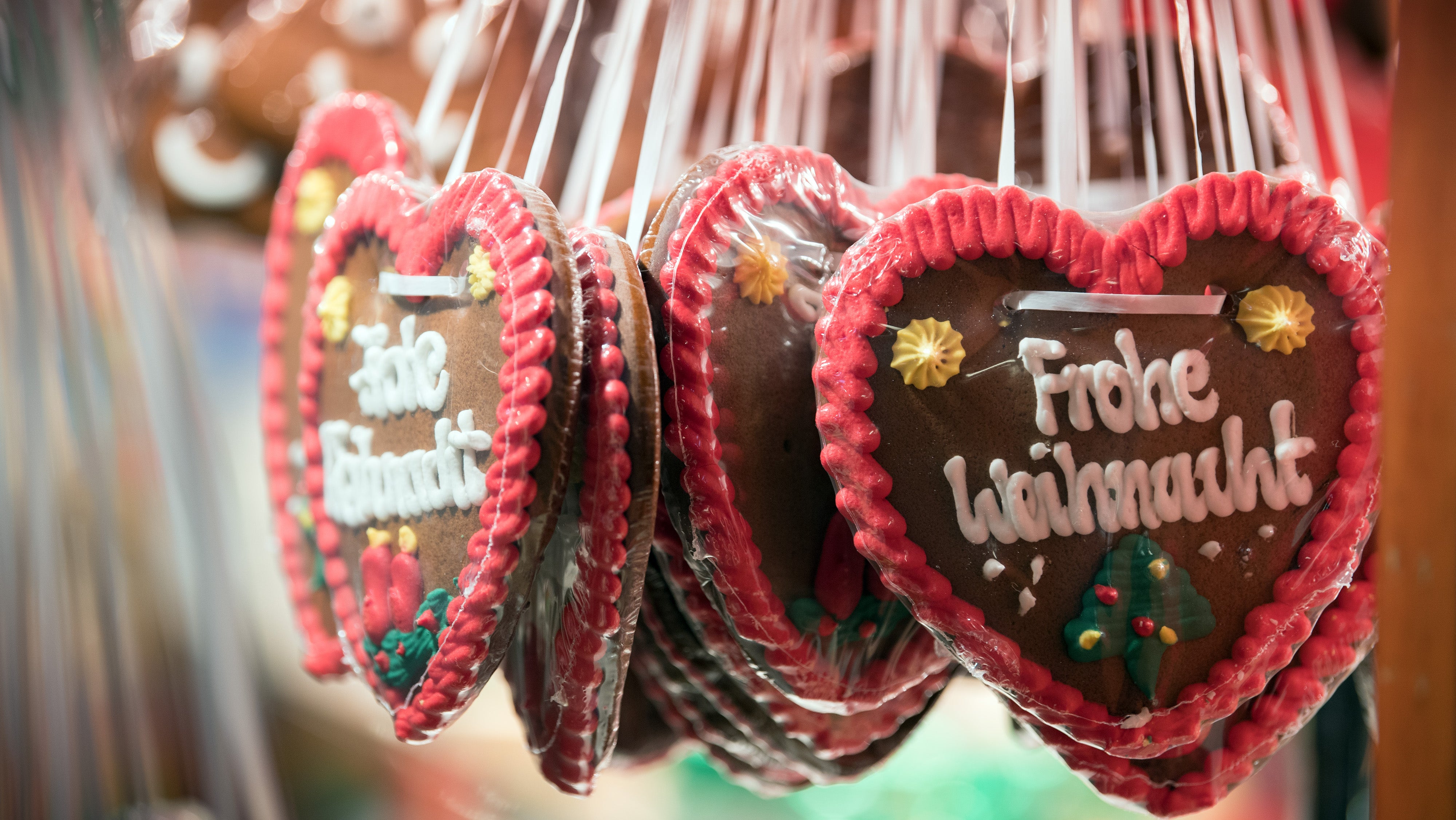 Lebkuchen-Herzen mit der Aufschrift "Frohe Weihnacht" h&auml;ngen an einem Stand auf dem Weihnachtsmarkt in der Altstadt von Spandau.
