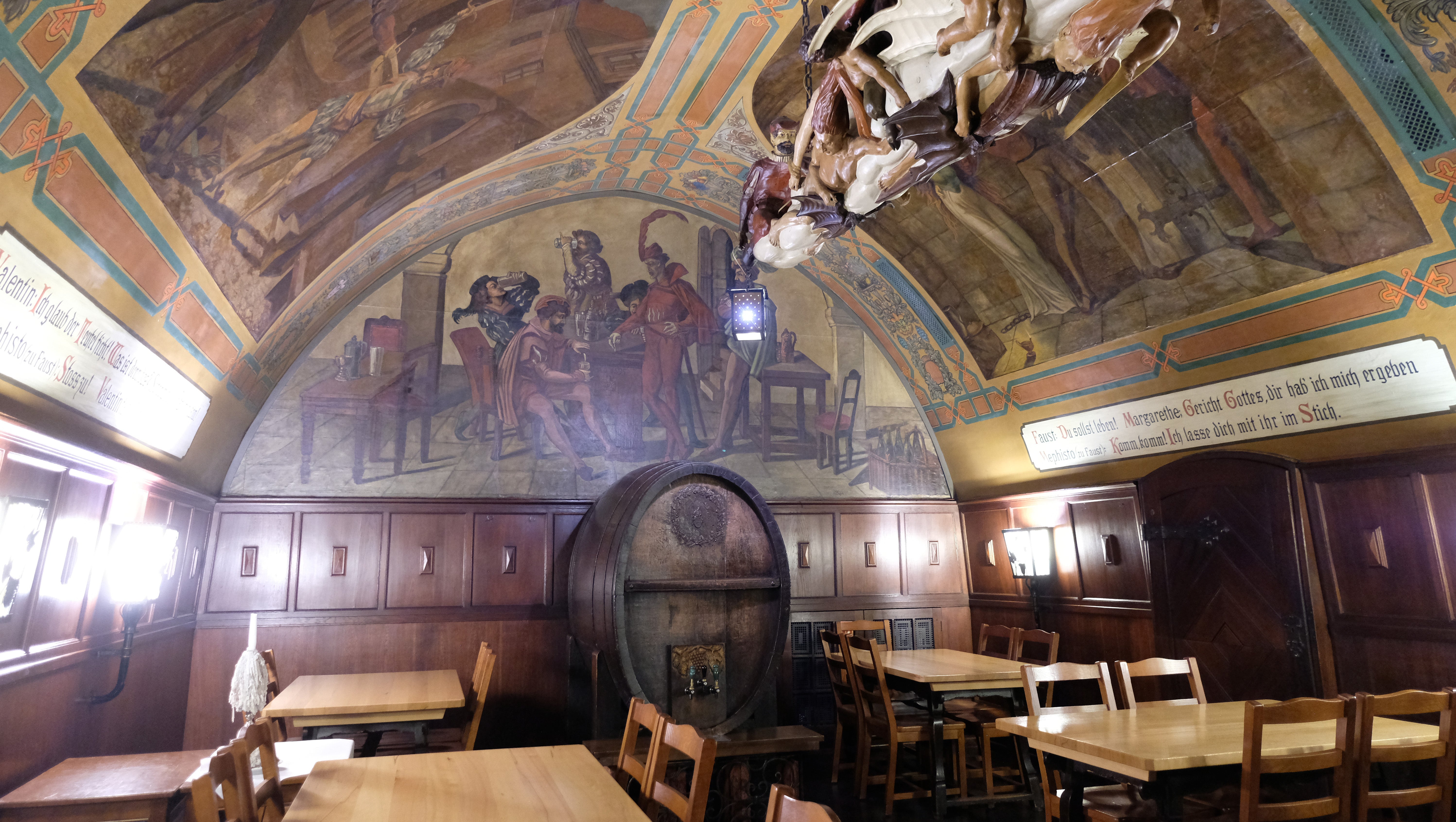 Leipzig: Der historische Fasskeller vom Auerbachs Keller. Sachsens gr&ouml;&szlig;te Stadt Leipzig wird im neuen Buch "Ultimative Reiseziele Deutschland &middot; Die Top-250-Liste von Lonely Planet" als deutsches Top-Ziel pr&auml;sentiert.  

