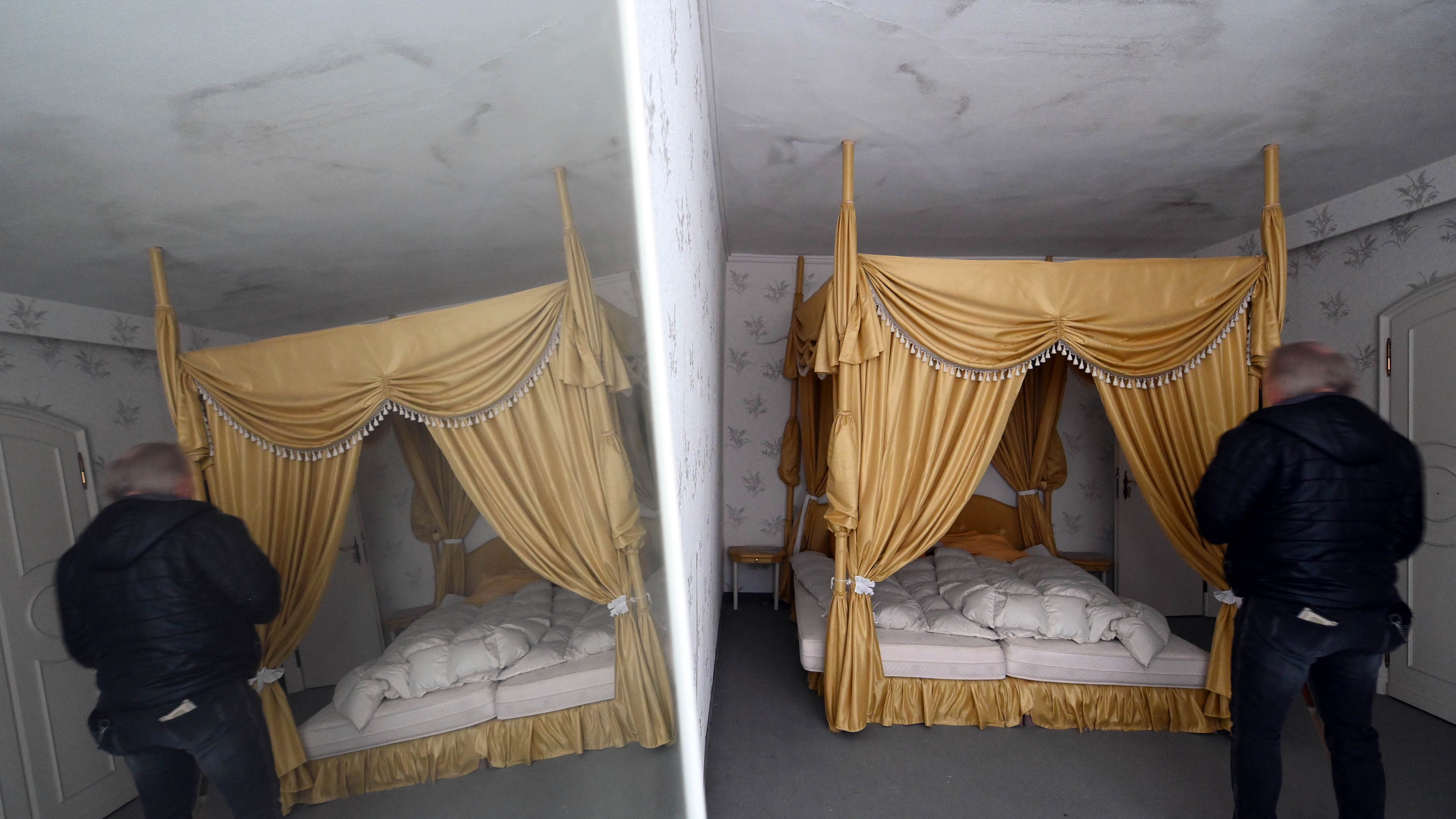 In einem Zimmer des ehemaligen Grandhotel Waldlust steht ein Himmelbett das sich auf der linken Seite in einem Spiegel doppelt.