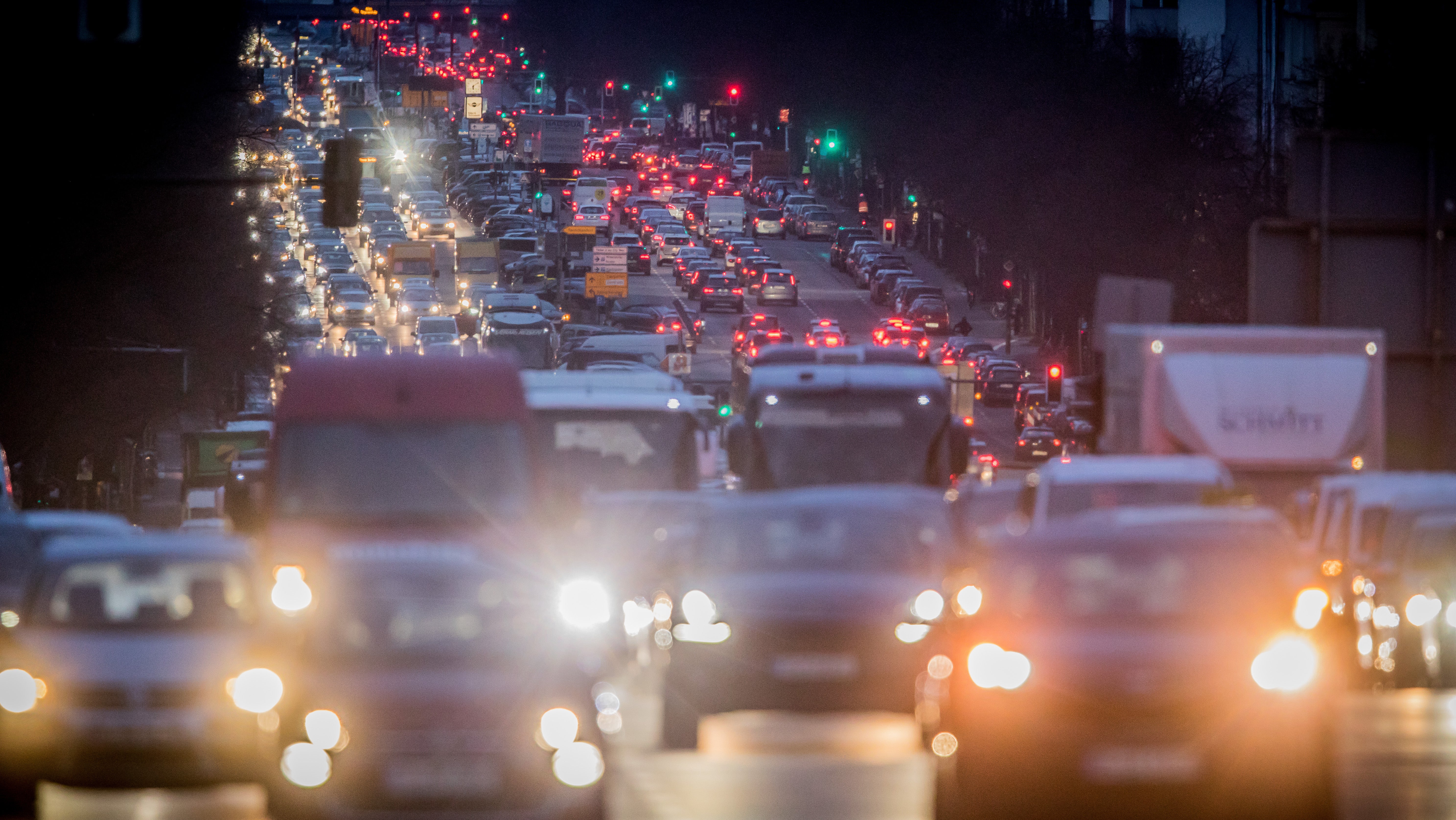 Berlin: Der abendliche Berufsverkehr flie&szlig;t auf dem Kaiserdamm im Zentrum von Berlin. Luftverschmutzung beeinflusst m&ouml;glicherweise die H&auml;ufigkeit psychischer Erkrankungen.