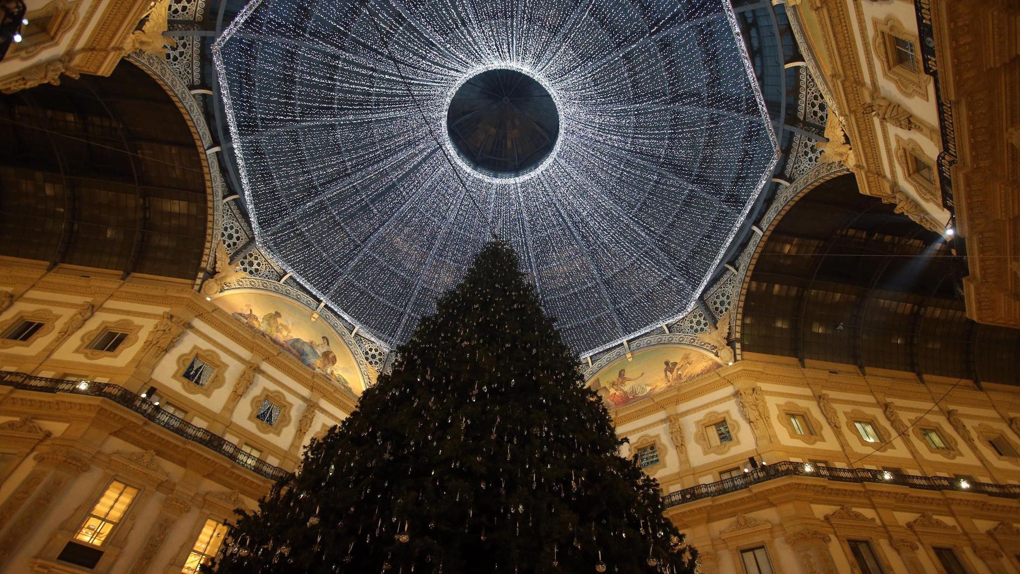 Moderne Inszenierung in Mailands ber&uuml;hmter Einkaufsgalerie: Der Weihnachtsbaum &ndash; hier im Dezember 2016 &ndash; wird glamour&ouml;s mit LED-Lichtern beleuchtet und luxuri&ouml;sen Ornamenten von Marken wie Cartier oder Swarovski verziert. (Archivbild) (picture alliance/dpa)