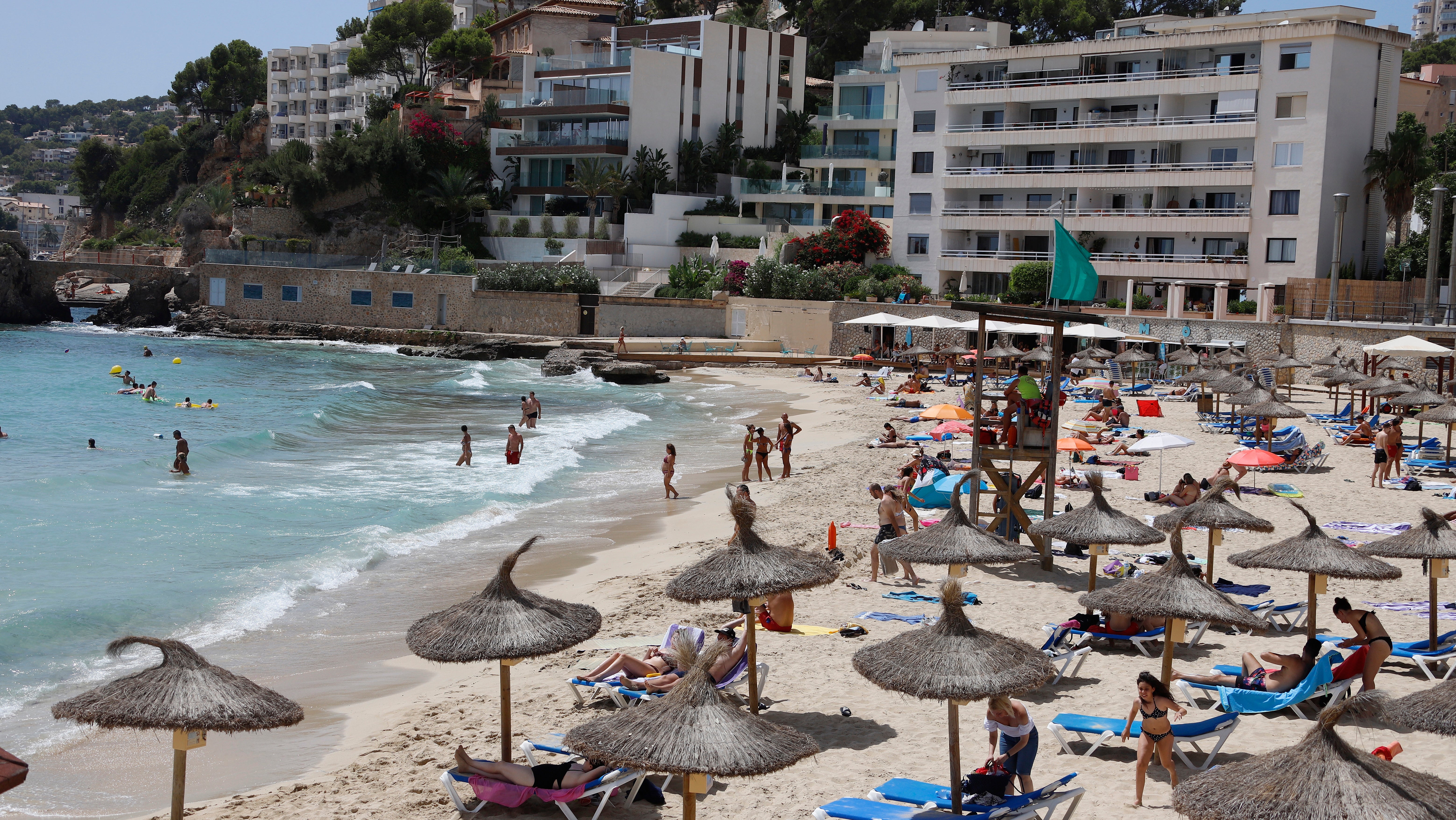 Palma: Menschen sind am Strand Cala Major in Palma. Angesichts steigender Corona-Zahlen geht auch auf Mallorca und den anderen Balearen-Inseln die Angst um, zu einem Corona-Risikogebiet erkl&auml;rt zu werden.