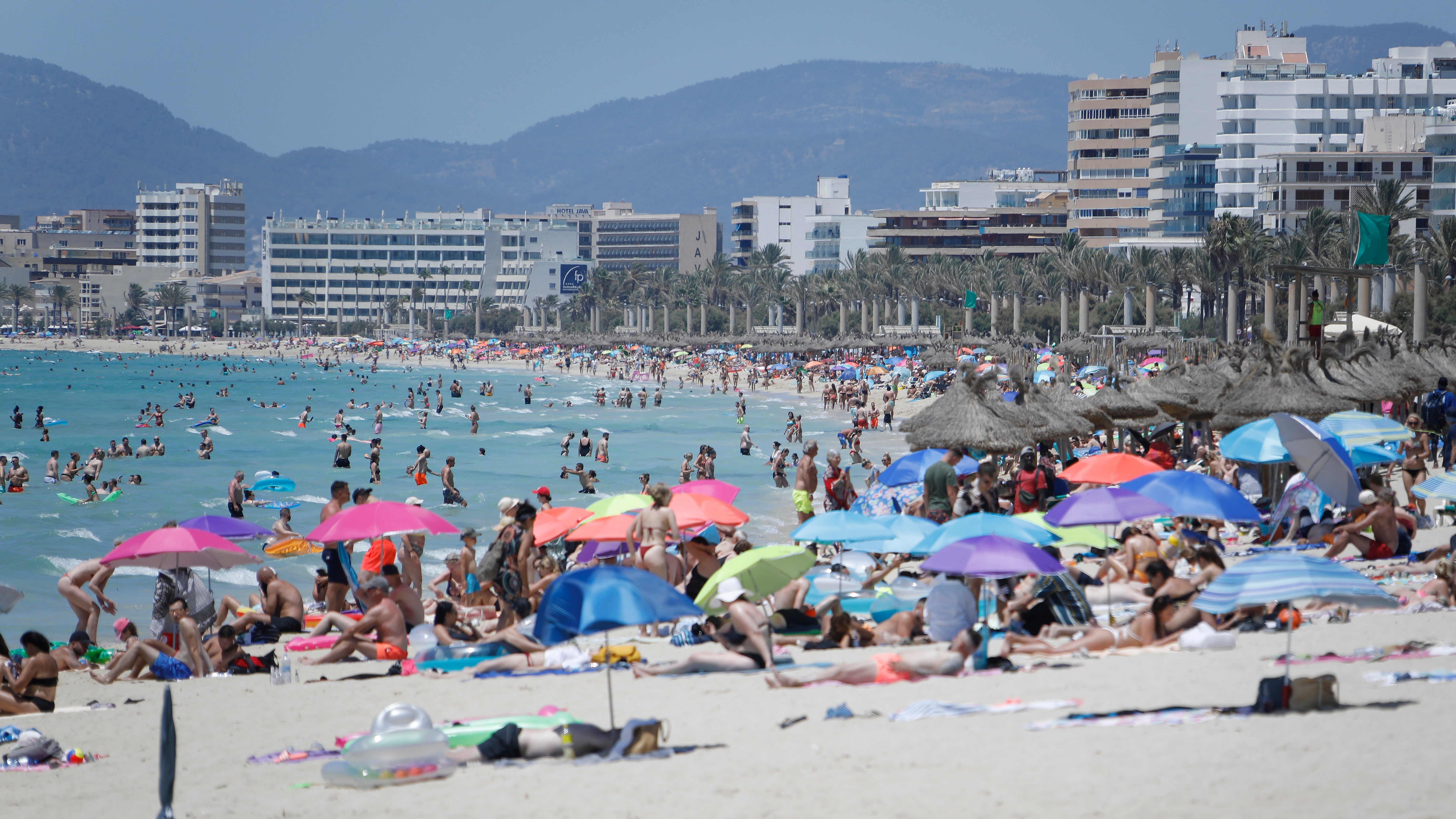 Palma de Mallorca: Touristen genie&szlig;en die Sonne am Strand von Arenal. Wegen stark steigender Corona-Infektionszahlen stuft die Bundesregierung am Sonntag ganz Spanien und damit auch Mallorca und die Kanaren als Risikogebiet ein.