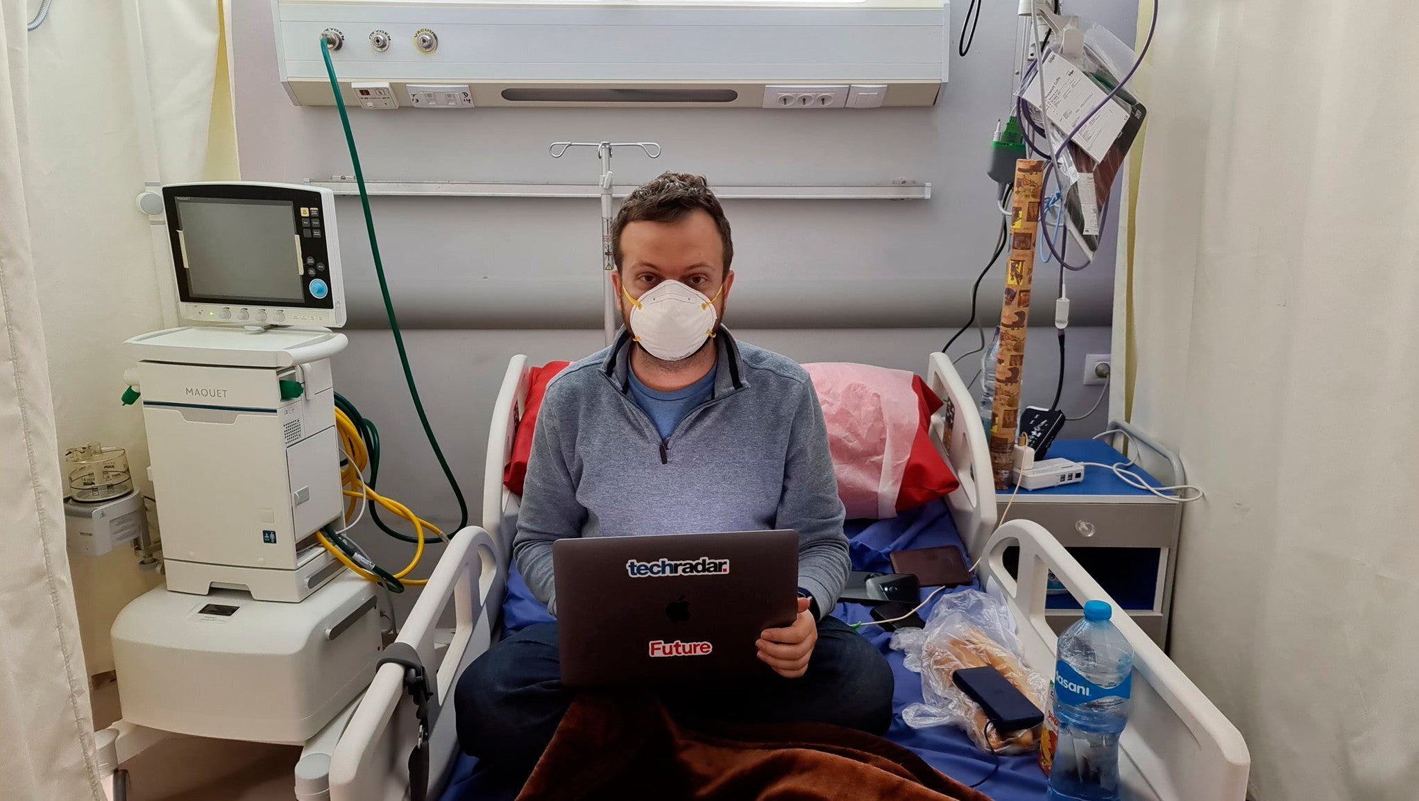 US-Amerikaner Matt Swider sitzt in einem Krankenhausbett in Marsa Matruh. Er informier auf Twitter, wie seine Corona-Quarant&auml;ne aussieht