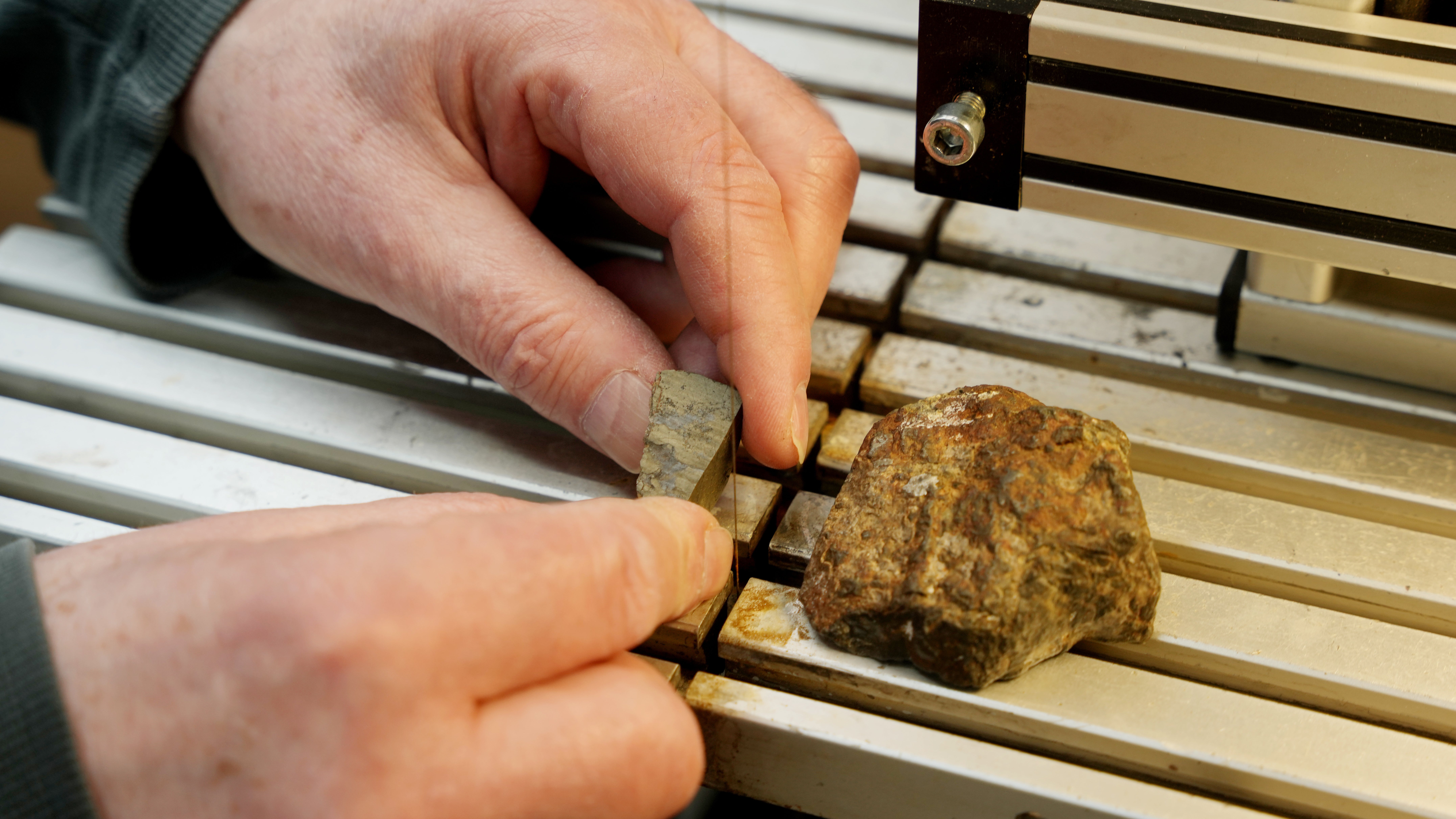 10.03.2026, Rheinland-Pfalz, Oberwesel: Stephan Decker, Inhaber des Meteorite-Museums Oberwesel, pr&auml;pariert einen Meteoriten mit einer speziellen S&auml;gevorrichtung. (Thomas Frey/dpa)

