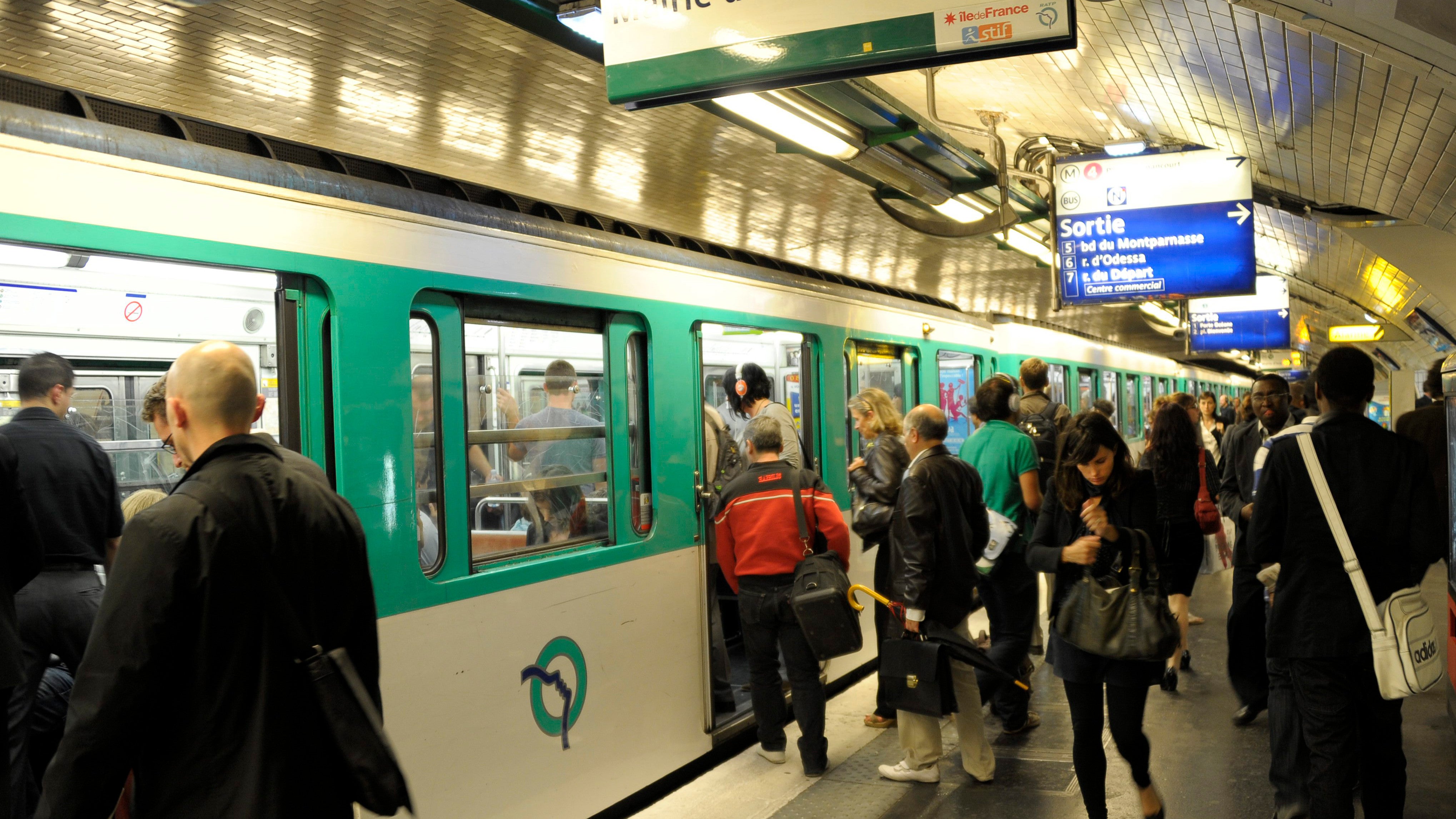 Fahrg&auml;ste steigen an der Station Gare Montparnasse in Paris in die Metro ein. 