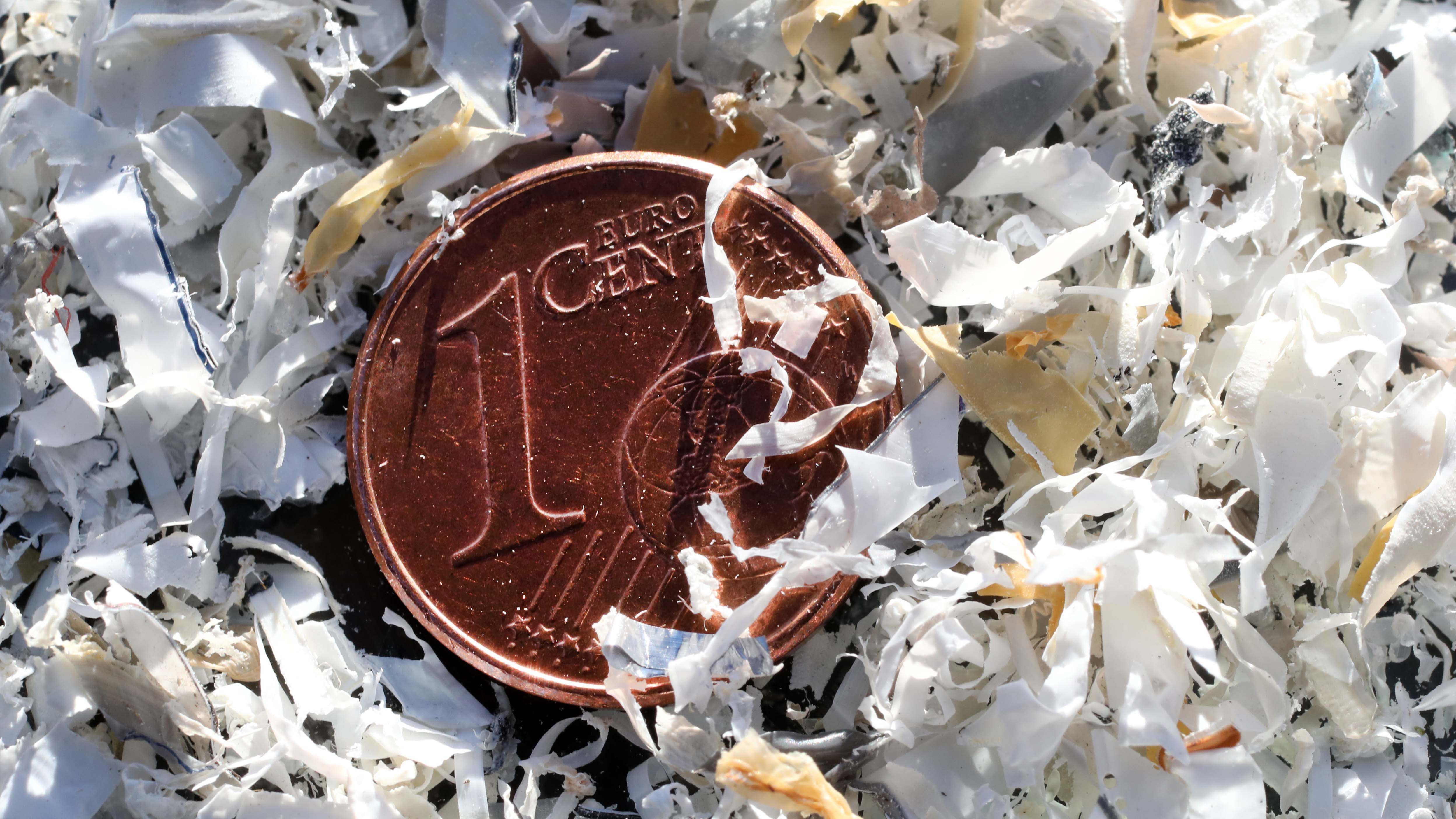 ILLUSTRATION - 17.03.2021, Mecklenburg-Vorpommern, Rostock: Ein 1-Cent-St&cedil;ck liegt zum Gr&circ;ﬂenvergleich zwischen Mikroplastik, mit der Versuche an der Agrar- und Umweltwissenschaftlichen Fakult&permil;t der Universit&permil;t Rostock durchgef&cedil;hrt wurden. Bei den Laborversuchen wurde festgestellt, dass die Keimf&permil;higkeit des als Modellpflanze eingesetzten Weidelgrases durch Mikroplastik reduziert wird. Foto: Bernd W&cedil;stneck/dpa-Zentralbild/dpa +++ dpa-Bildfunk +++