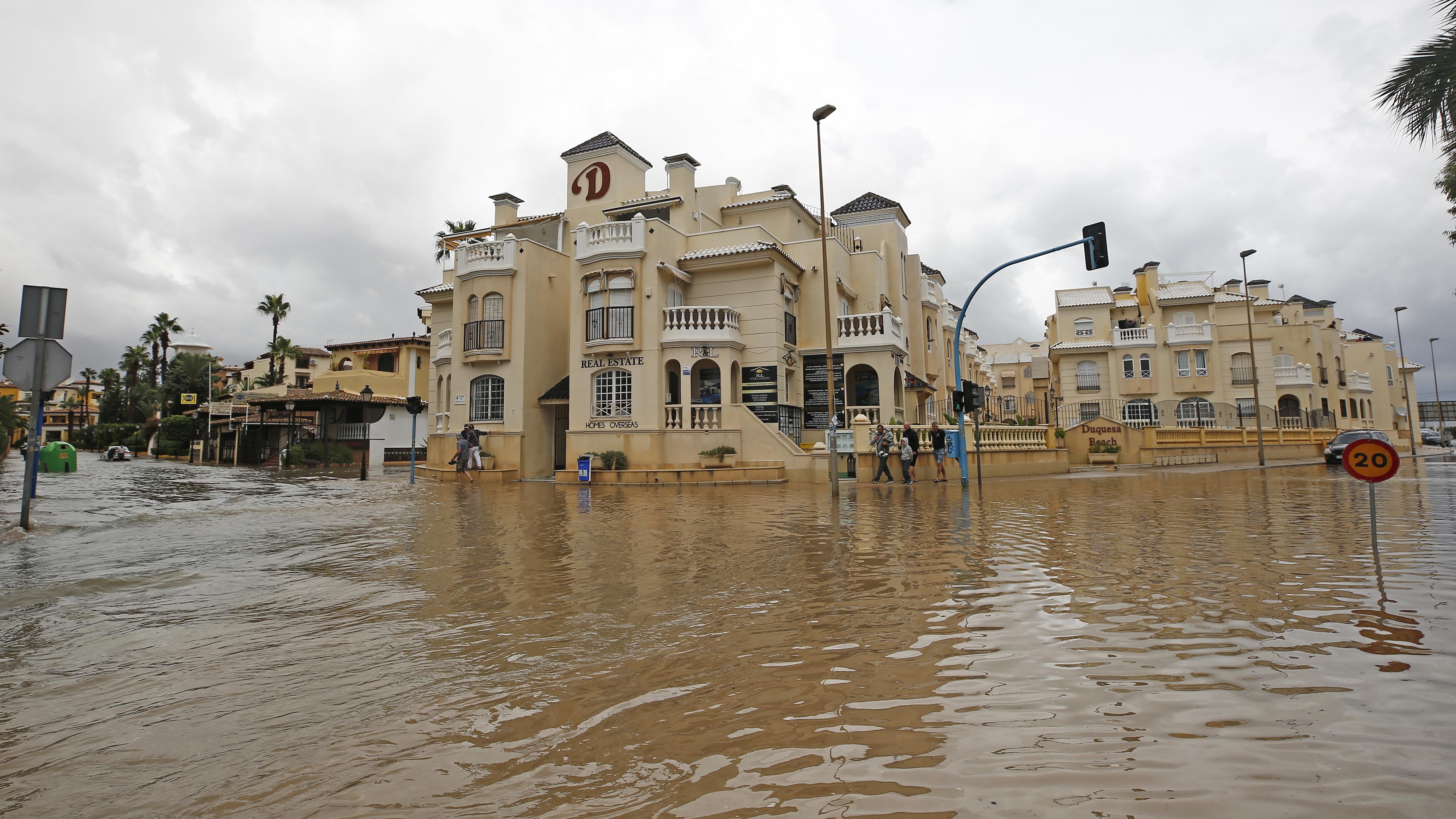ARCHIV - 12.09.2019, Spanien, Torrevieja: Menschen gehen nach Unwettern und Regenf&permil;llen eine &cedil;berflutete Straﬂe von Torrevieja entlang. Die Mittelmeerregion wird nach Expertenangaben von Erderw&permil;rmung und Klimawandel wie kaum ein anderes Gebiet des Planeten bedroht. Die Erw&permil;rmung schreite dort derzeit um 20 Prozent schneller voran als im globalen Durchschnitt, warnten Wissenschaftler am 10.10.2019 in Barcelona beim 4. Regionalforum der Union f&cedil;r den Mittelmeerraum (UfM). &acute;Wir m&cedil;ssen handeln&ordf;, rief UfM-Generalsekret&permil;r Kamel. Foto: Joaqu&Igrave;n Carri&Ucirc;n/Proyecto Mastral/dpa - ACHTUNG: Nur zur redaktionellen Verwendung im Zusammenhang mit der aktuellen Berichterstattung und nur mit vollst&permil;ndiger Nennung des vorstehenden Credits +++ dpa-Bildfunk +++