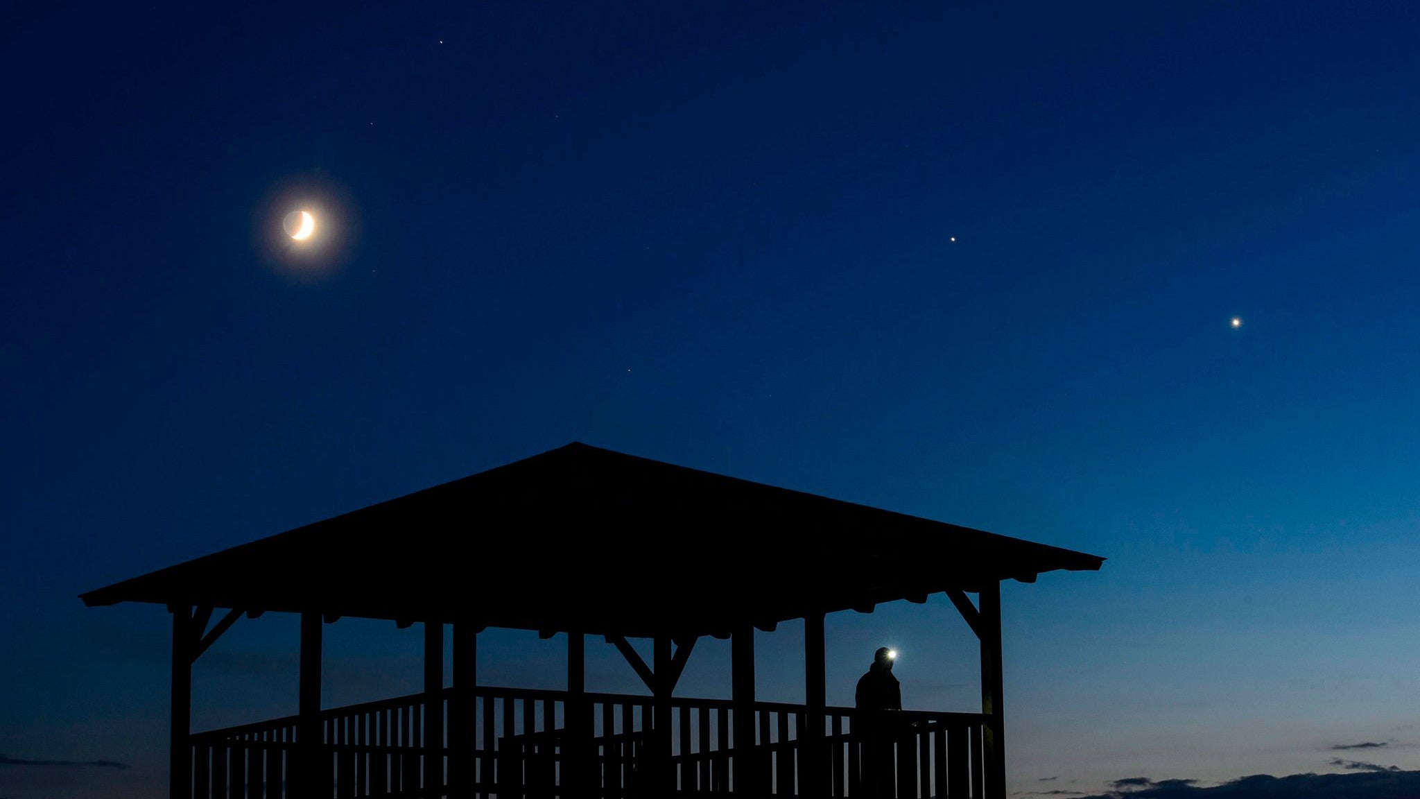 20.06.2015, Ungarn, Salgotarjan: Der Mond (l-r), der Jupiter und die Venus sind am Nachthimmel &uuml;ber einem Aussichtspunkt bei Salgotarjan, in der N&auml;he von Budapest, zu sehen. (Peter Komka/MTI/dpa)
