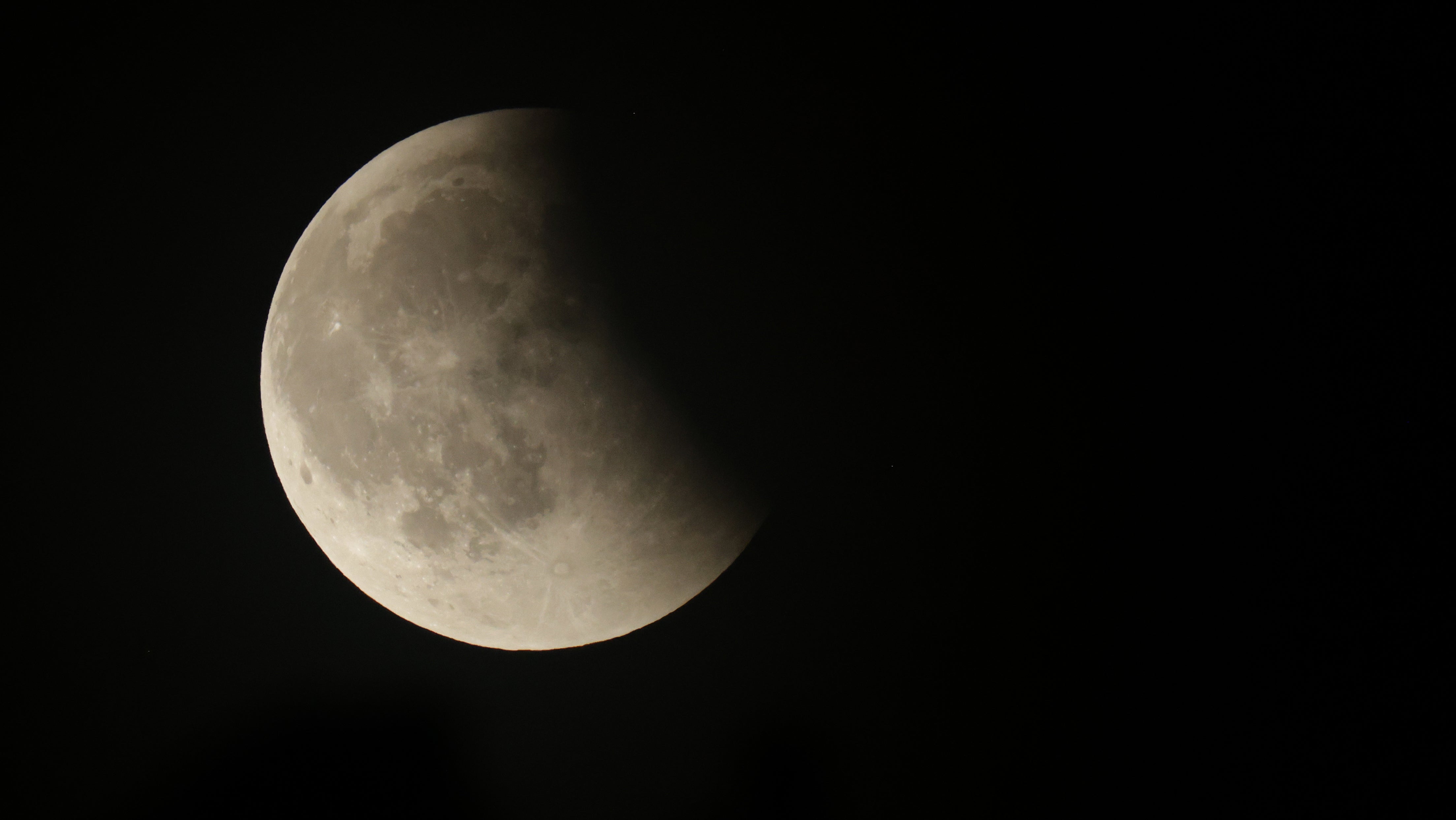 07.09.2025, Baden-W&uuml;rttemberg, Riedlingen: Der Vollmond ist w&auml;hrend einer totalen Mondfinsternis zu sehen. Dabei tritt der Mond bereits teilweise aus der Totalit&auml;t heraus. (Archivbild) (Thomas Warnack/dpa)