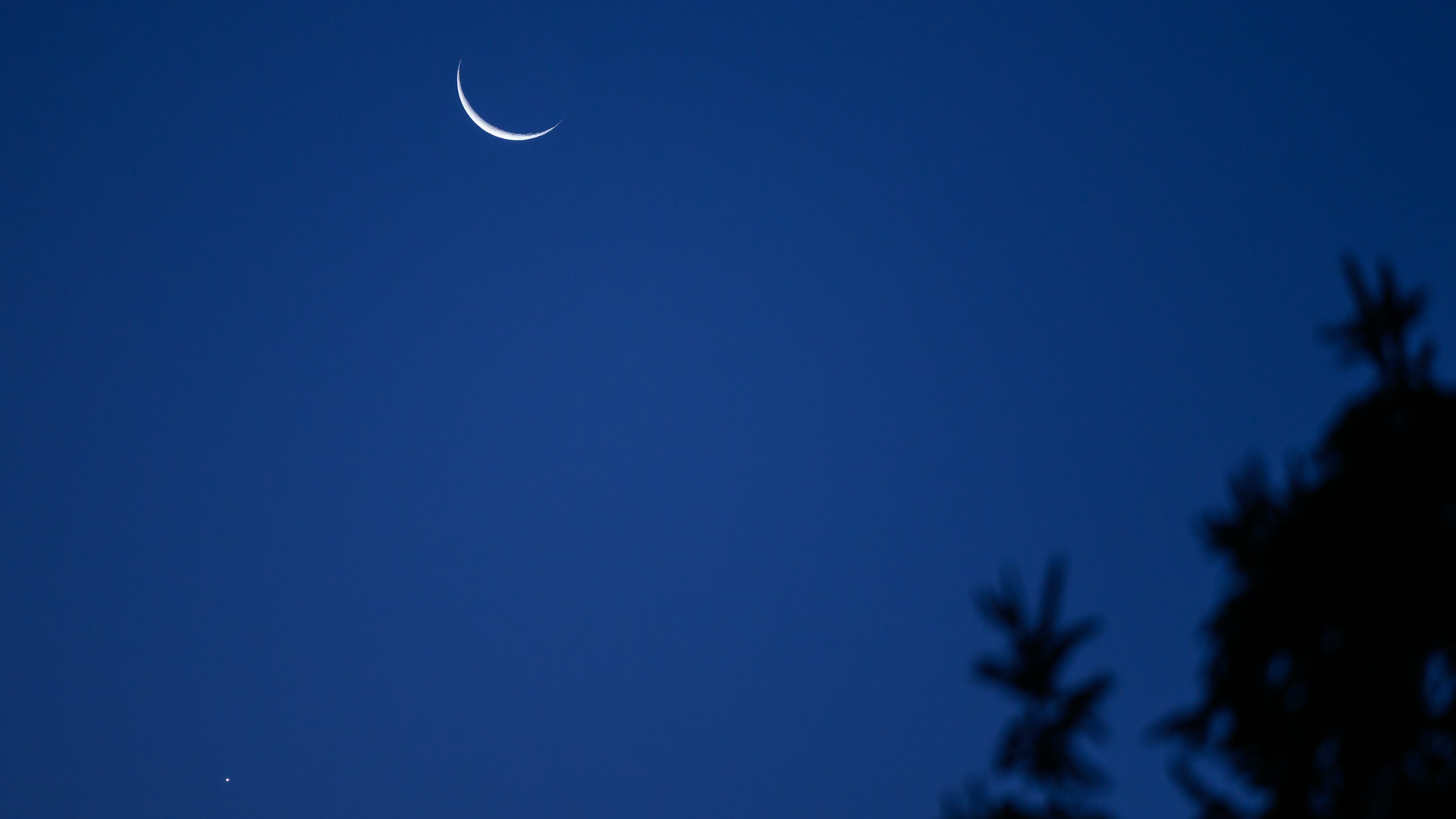 19.09.2025, Brandenburg, Sieversdorf: Der abnehmende Mond, der nur zu etwa 8 Prozent zu sehen ist, leuchtet zusammen mit der Venus am Morgenhimmel &uuml;ber Brandenburg. Am 21. September ist wieder Neumond. (Patrick Pleul/dpa)