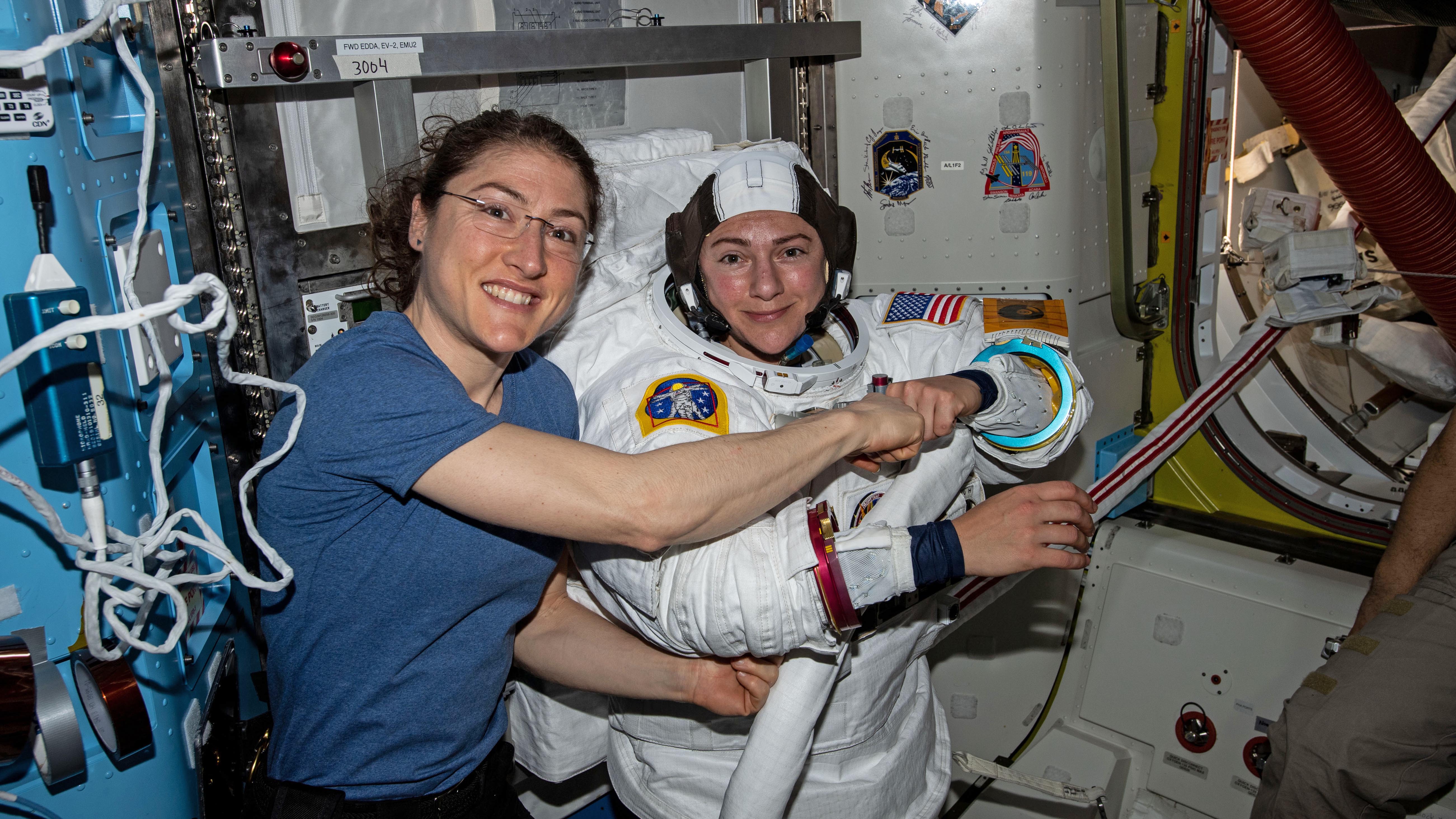 HANDOUT - 12.10.2019, ---, -: Die US-Astronautinnen Christina Koch (l) und Jessica Meir auf der Internationalen Raumstation. Koch und Meir reparieren bei einem historischen Auﬂeneinsatz einen kaputten Stromregler. Ein Routine-Einsatz im Weltall. Doch die Besatzung der ISS sorgt am 18.10.2019 f&cedil;r besondere Schlagzeilen: Es ist das erste Mal, dass zwei Frauen gemeinsam f&cedil;r einen Auﬂeneinsatz im Weltall eingeteilt sind. Foto: Nasa/ZUMA Wire/dpa - ACHTUNG: Nur zur redaktionellen Verwendung und nur mit vollst&permil;ndiger Nennung des vorstehenden Credits +++ dpa-Bildfunk +++