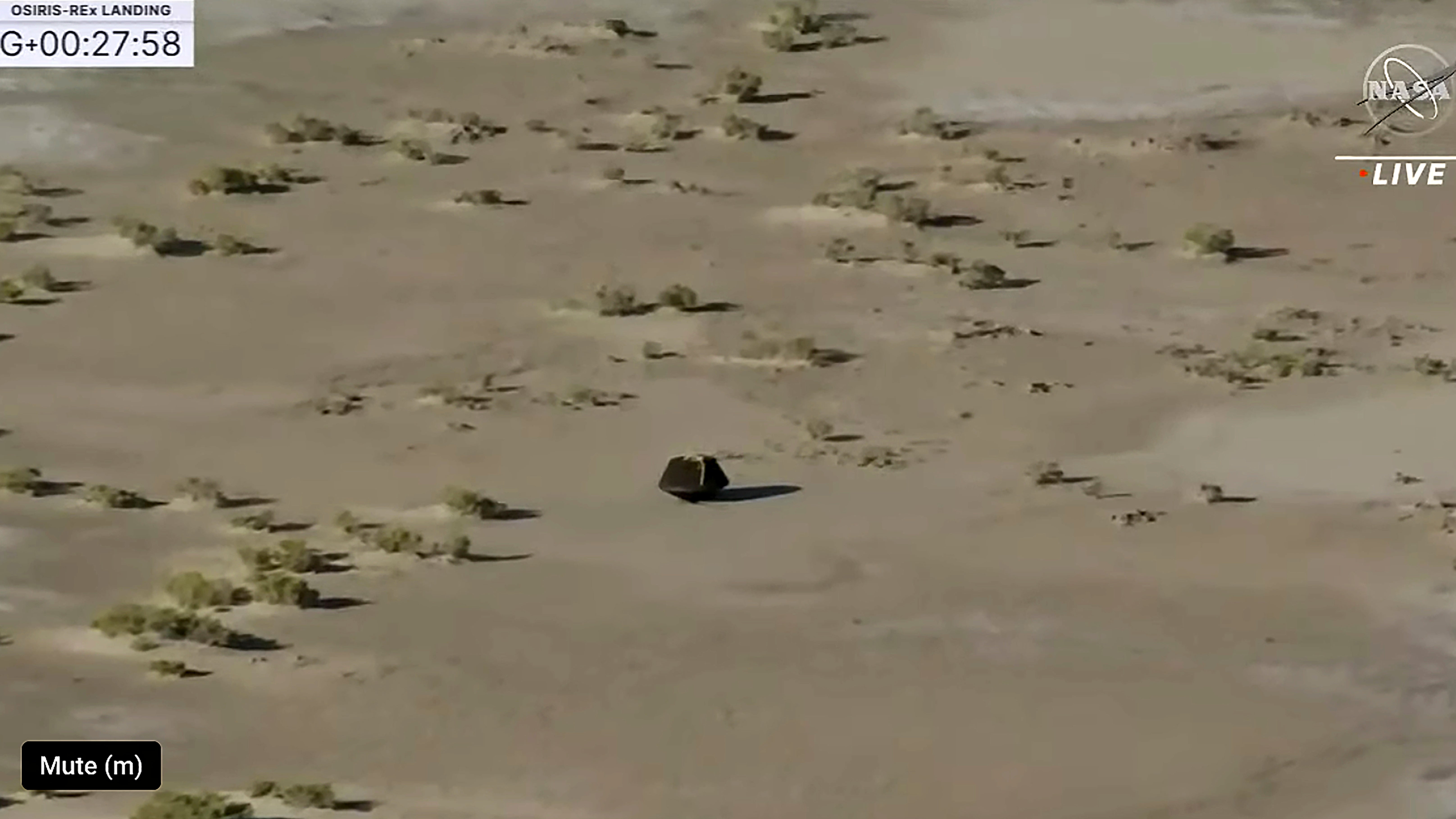 24.09.2023, USA: Dieses Bild aus einem von NASA TV zur Verf&uuml;gung gestellten Video zeigt die von der Raumsonde "Osiris-Rex" freigesetzte Kapsel, die nach der Landung auf der Oberfl&auml;che liegt. (NASA TV via AP)