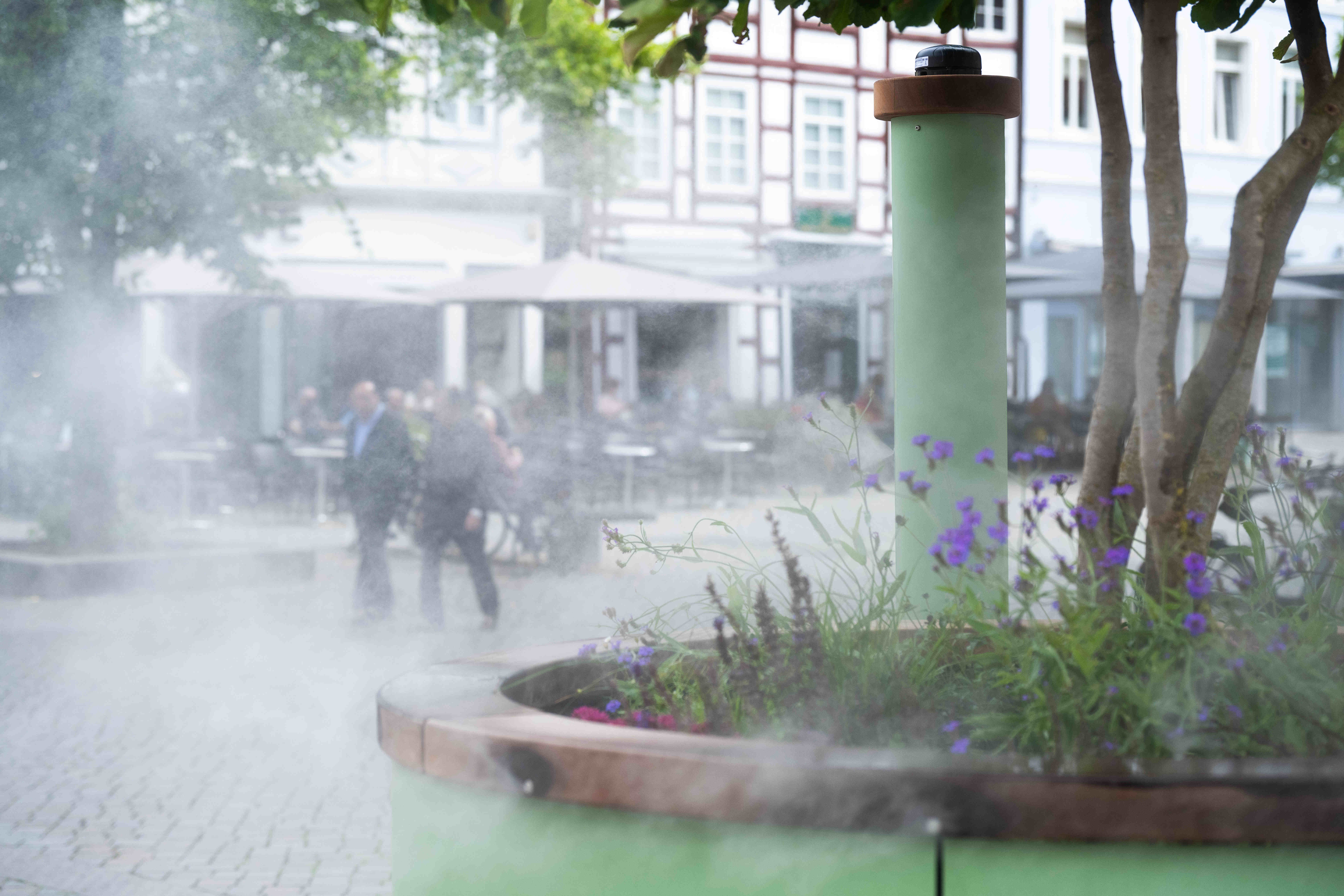 07.07.2026, Niedersachsen, Hameln: Eine Nebelanlage der Stadt Hameln verspr&uuml;ht feinen Wassernebel in der Innenstadt. (Swen Pf&ouml;rtner/dpa)
