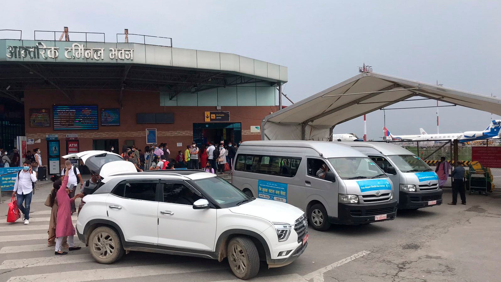 Nepal: Menschen vor dem Internationalen Flughafen in Kathmandu