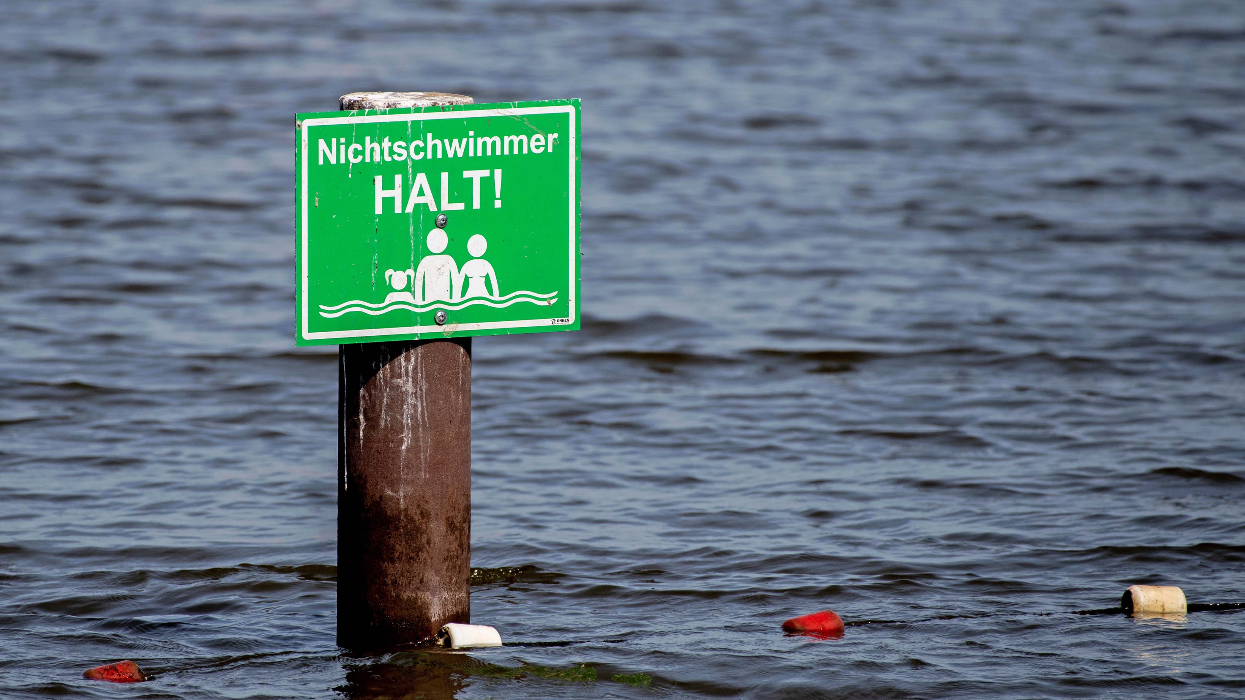 ARCHIV - 04.09.2022, Niedersachsen, Bad Zwischenahn: Ein Schild mit der Aufschrift "Nichtschwimmer HALT!" steht an einer Badestelle am Zwischenahner Meer im Wasser. Jedes Jahr ertrinken weltweit nach Angaben der Weltgesundheitsorganisation (WHO) mindestens 236 000 Menschen. (zu dpa &laquo;WHO fordert Ma&szlig;nahmen:&nbsp;Zu viele Menschen ertrinken&raquo;) Foto: Hauke-Christian Dittrich/dpa +++ dpa-Bildfunk +++