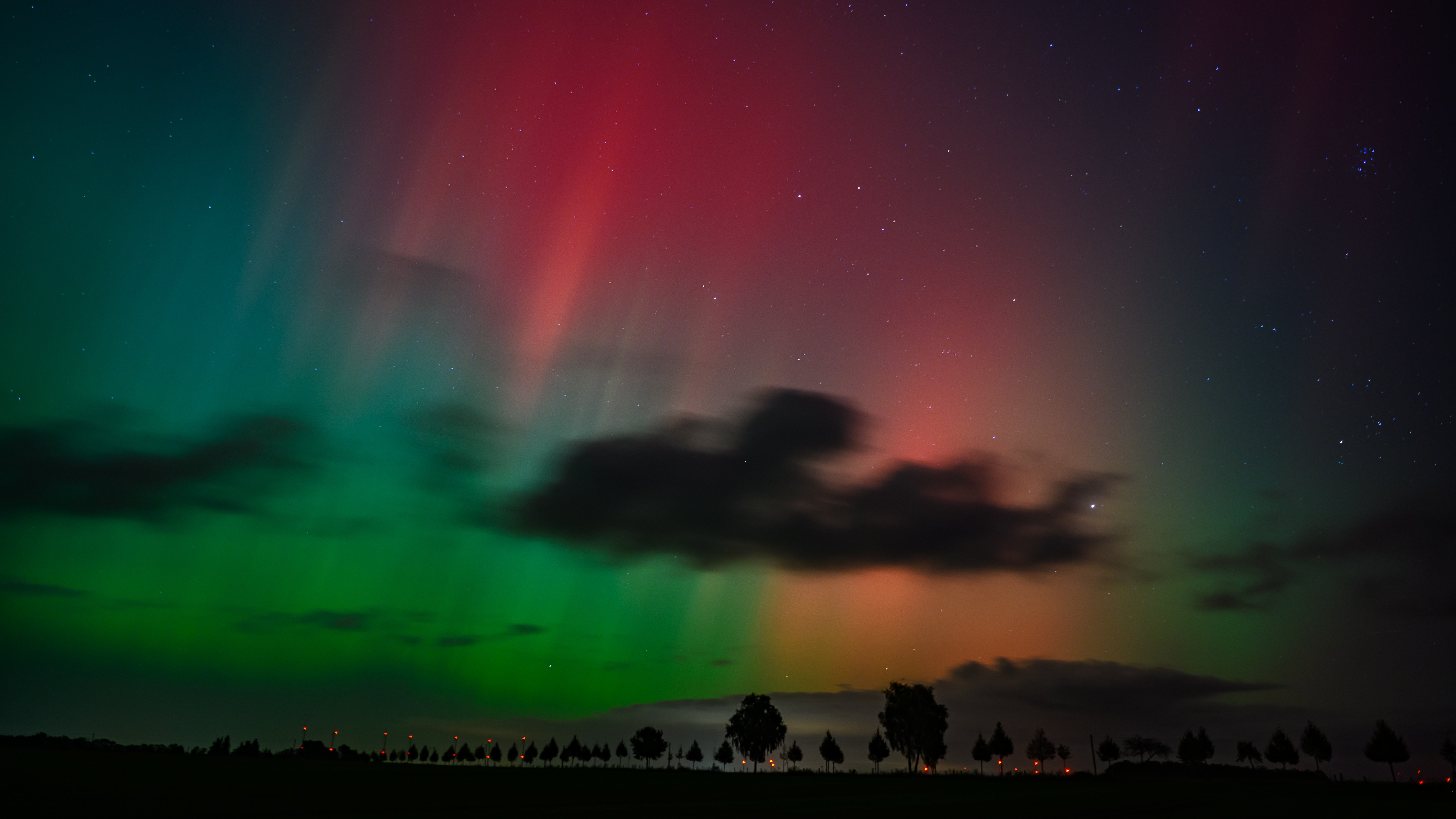 10.10.2024, Brandenburg, Lietzen: Polarlichter leuchten am Nachthimmel &uuml;ber der Landschaft im &ouml;stlichen Brandenburg. (Patrick Pleul/dpa)

