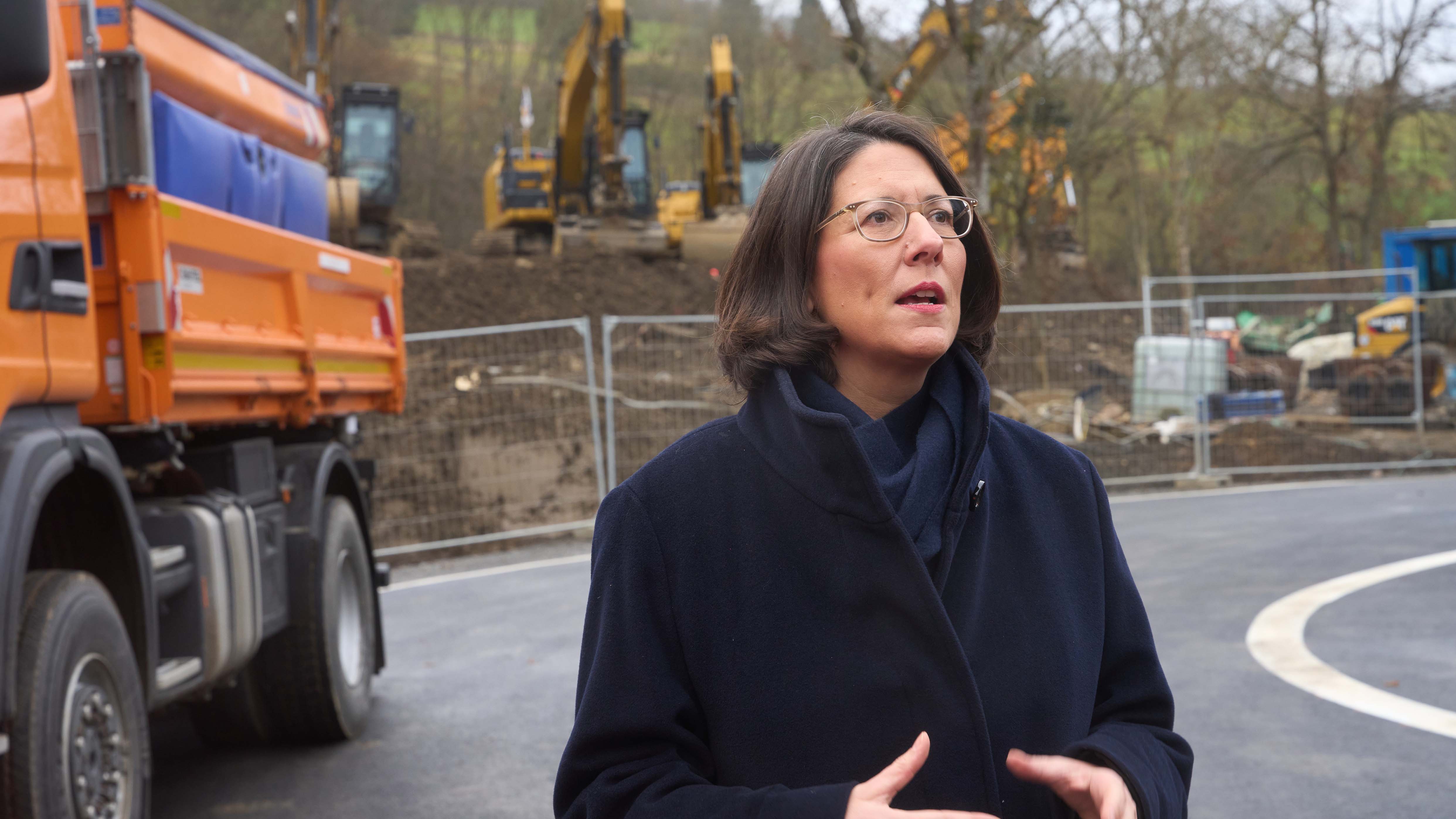 20.12.2021, Rheinland-Pfalz, Schuld: Daniela Schmitt (FDP), rheinland-pf&auml;lzische Verkehrsministerin, gibt im Ahrtal die neu gebaute Notumfahrung (L73neu) zwischen Insul und Schuld f&uuml;r den Verkehr frei. Hierzu wurden ehemalige Bahnbauwerke - ein Tunnel und zwei Br&uuml;cken - befahrbar gemacht. Foto: Thomas Frey/dpa +++ dpa-Bildfunk +++