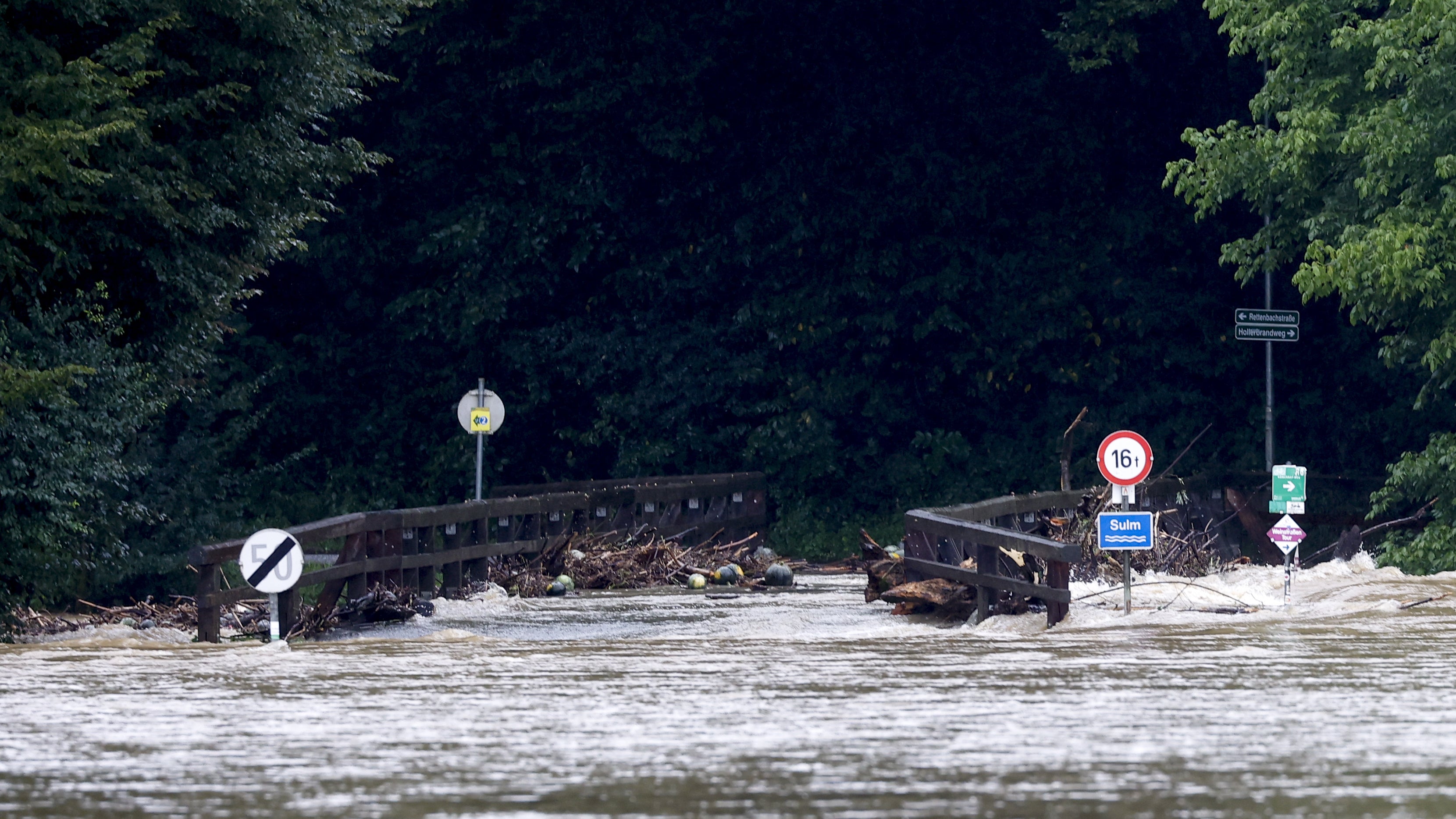 05.08.2023, &Ouml;sterreich, -: Eine &uuml;berflutete Br&uuml;cke &uuml;ber die Sulm im Bezirk Leibnitz in der Steiermark. In den nach heftigen Regenf&auml;llen bereits teils &uuml;berschwemmten Gebieten im S&uuml;den &Ouml;sterreichs hat es in der Nacht weiter gesch&uuml;ttet. Entspannung gab es am Samstagmorgen von Feuerwehr und Beh&ouml;rden nicht: Im s&uuml;dlichsten Bundesland K&auml;rnten und in der Steiermark drohen weitere &Uuml;berschwemmungen. Foto: Erwin Scheriau/APA/dpa +++ dpa-Bildfunk +++
