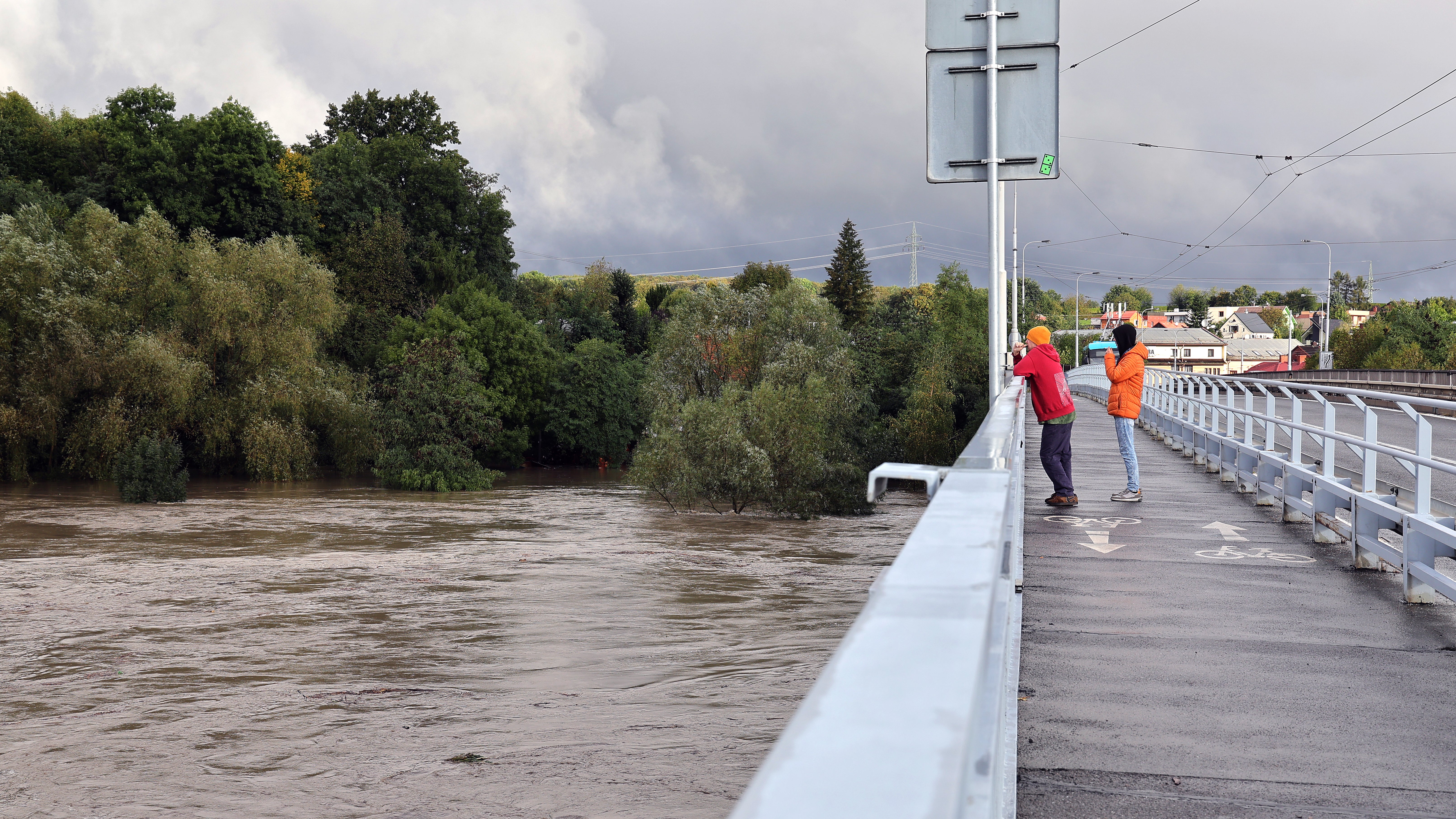 15.09.2024, Tschechien, Ostrau: Die Oder f&uuml;hrt nach anhaltenden Regenf&auml;llen Hochwasser. (Sznapka Petr/CTK/dpa)