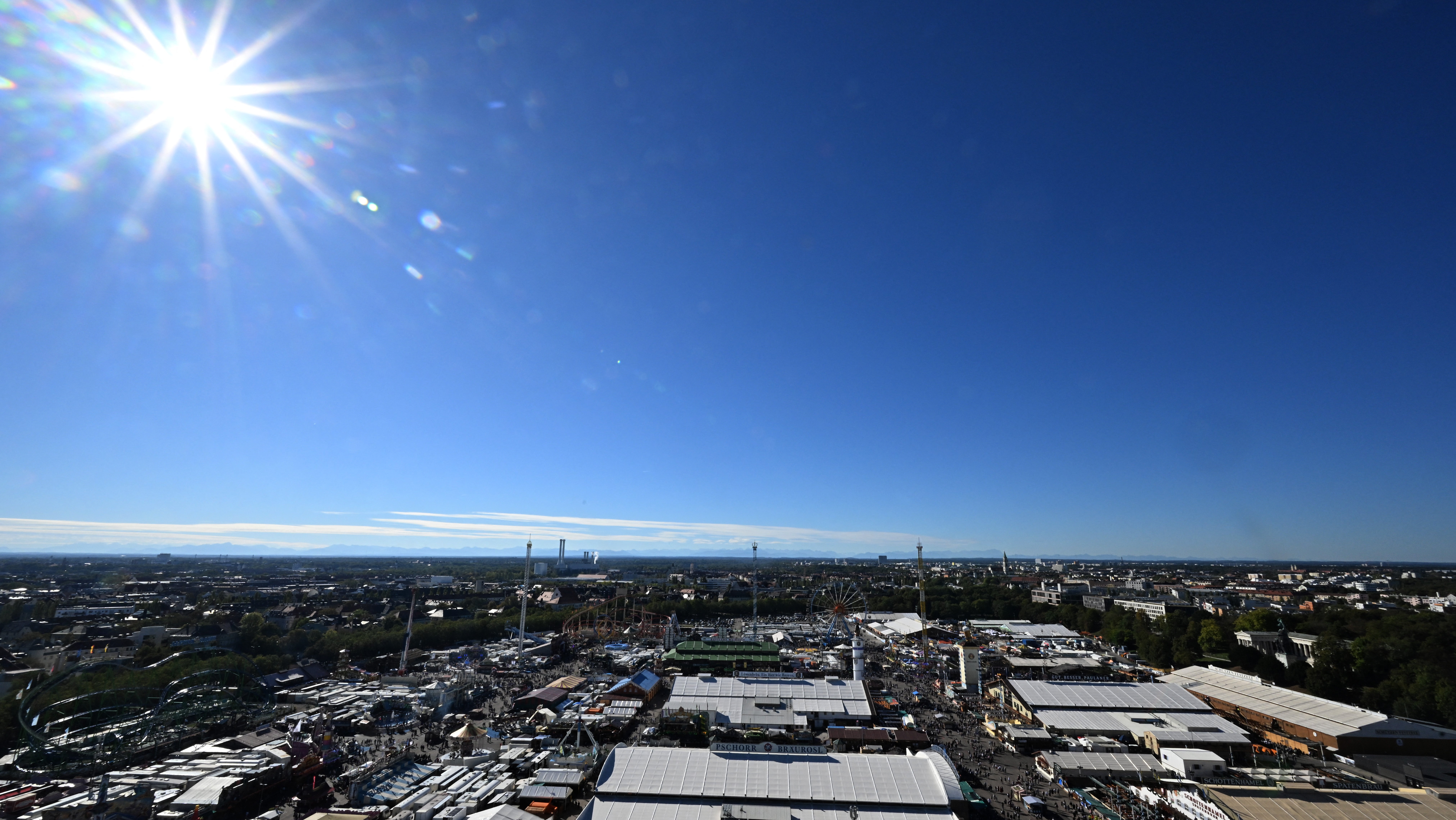 26.09.2026, Bayern, M&uuml;nchen: Das Oktoberfest ist bei Sonne vom Fahrgesch&auml;ft &bdquo;Skylift&ldquo; aus zu sehen. Die 191. Wiesn findet vom 19. September bis zum 04. Oktober 2026 auf der M&uuml;nchner Theresienwiese statt (Felix H&ouml;rhager/dpa)
