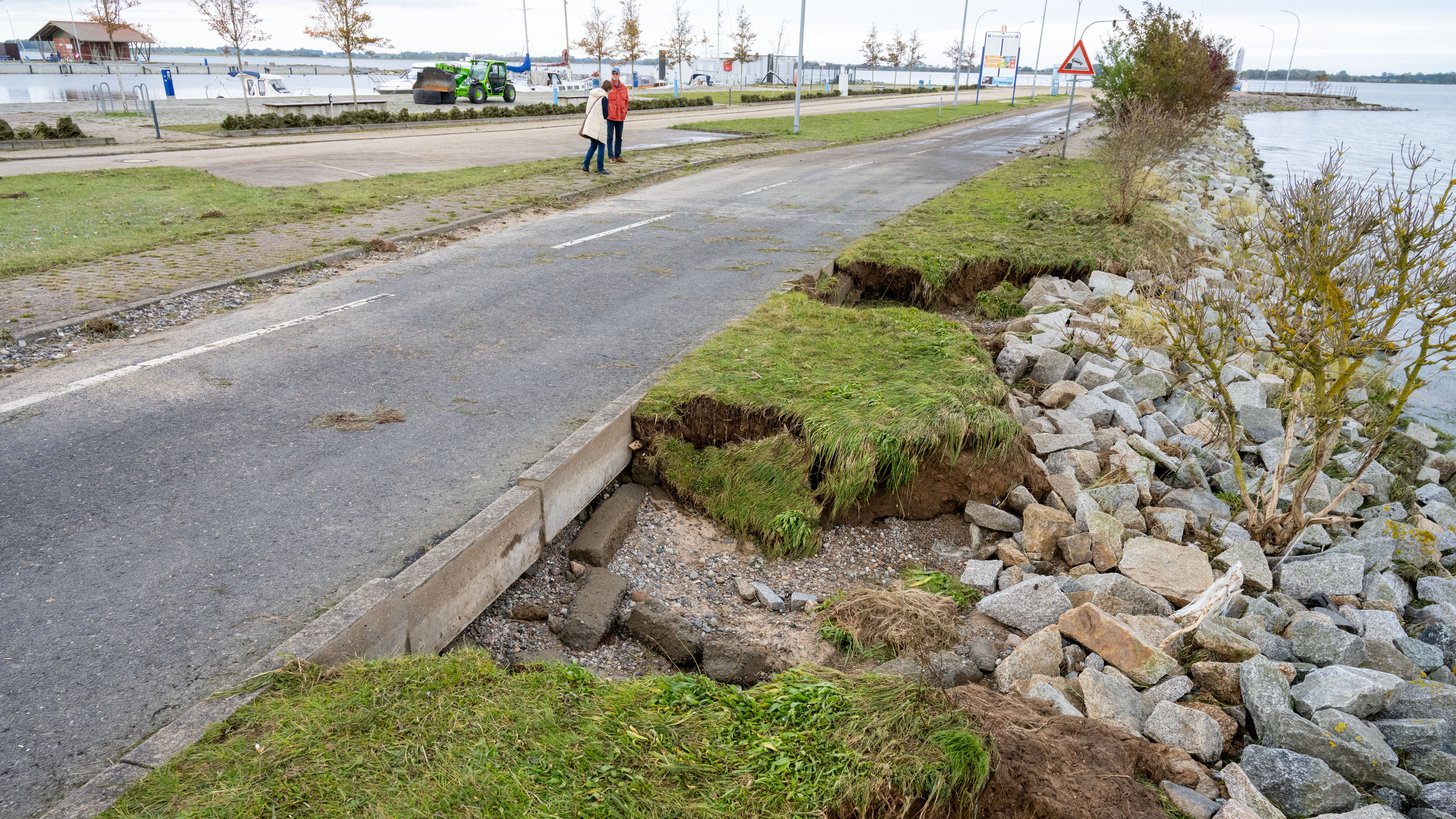 22.10.2023, Mecklenburg-Vorpommern, Stahlbrode: Die Stra&szlig;e zur F&auml;hre im Hafen von Stahlbrode ist nach der Sturmflut besch&auml;digt. (Foto: Stefan Sauer/dpa)

