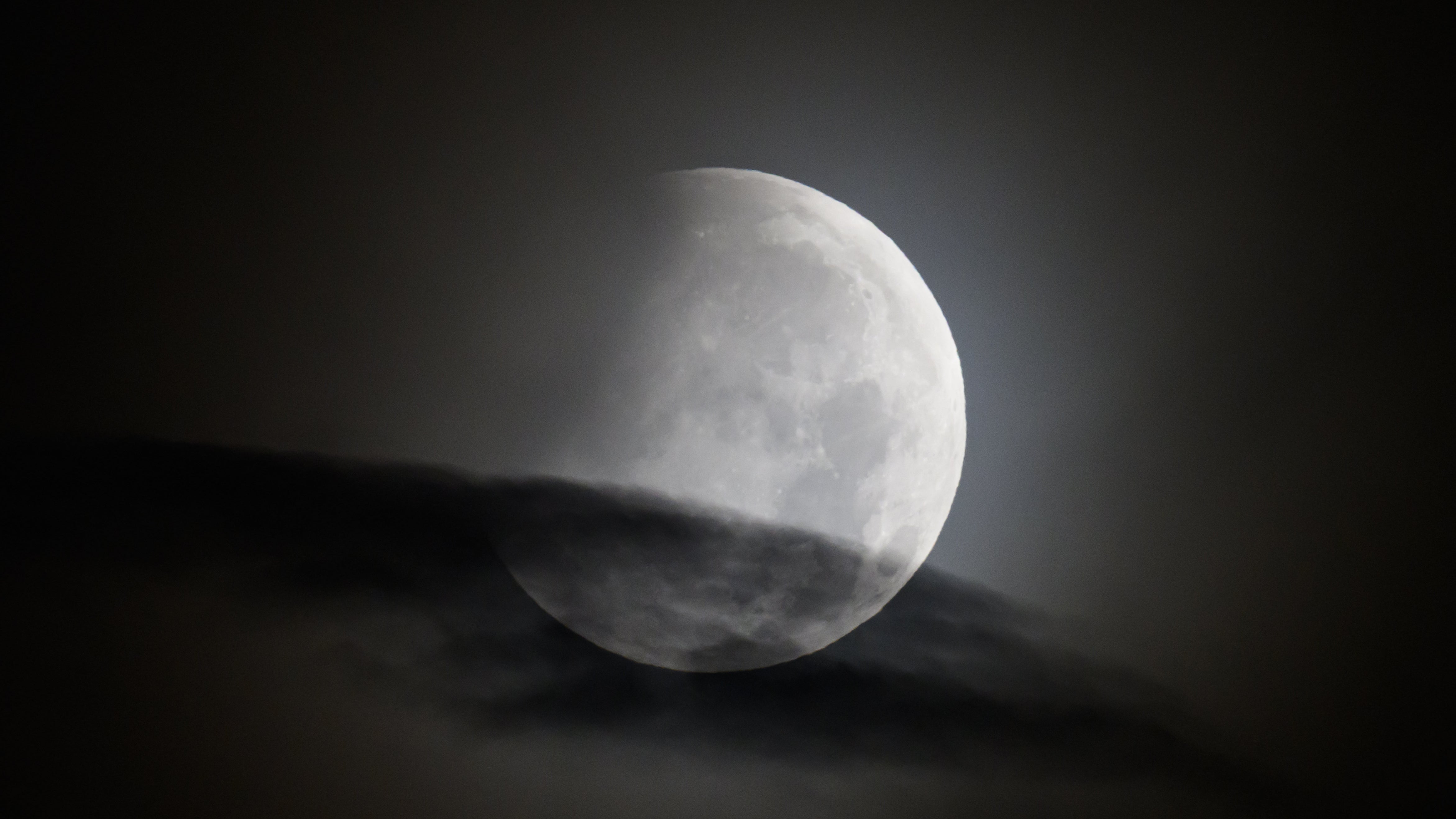 28.08.2026, Sachsen, Dresden: Der Mond geht am Morgen w&auml;hrend einer partiellen Mondfinsternis unter. Der Vollmond wird mit bis zu etwa 94 Prozent seines scheinbaren Durchmessers in den Kernschatten der Erde eintreten. (Robert Michael/dpa)

