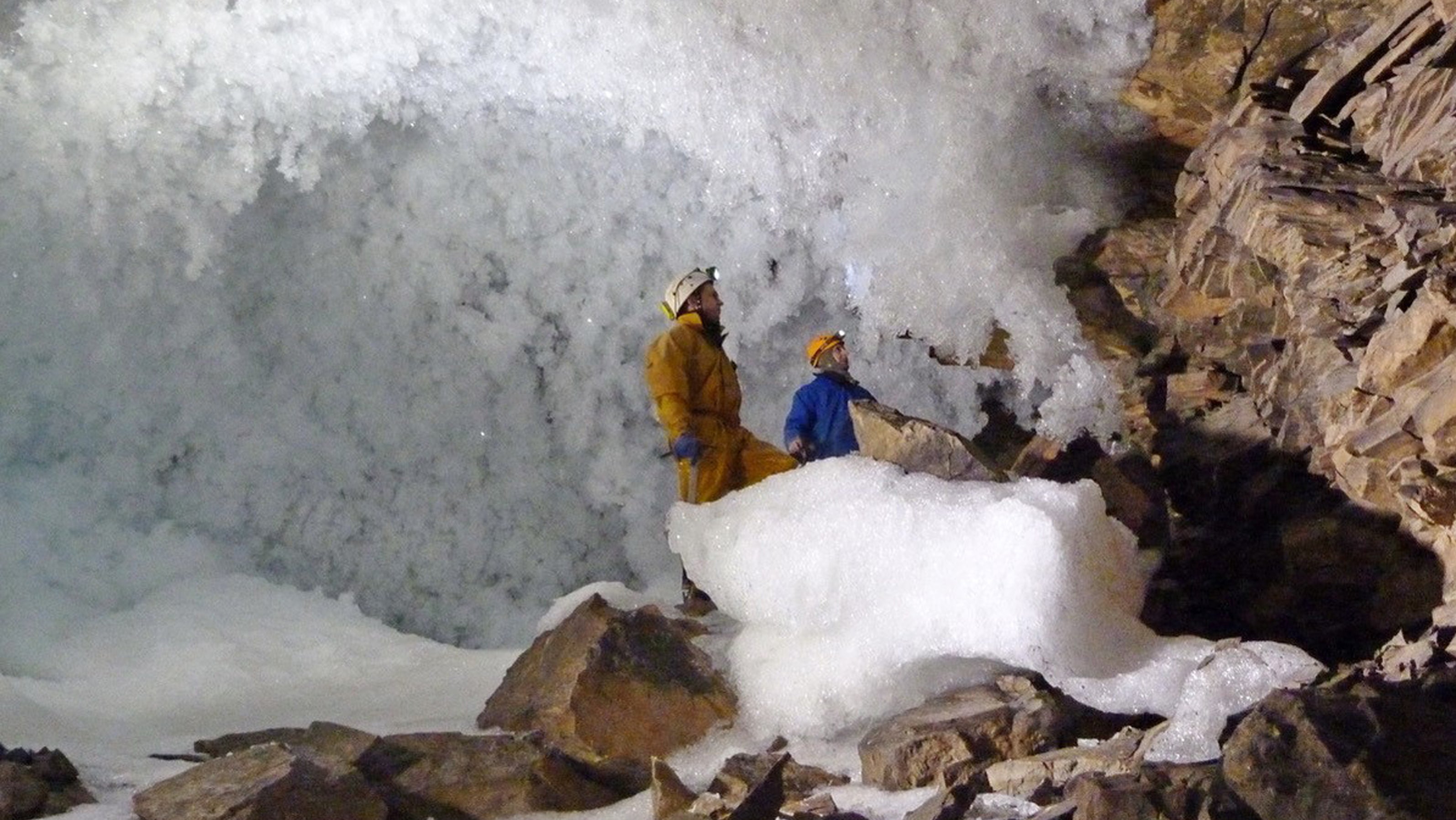 Sibirien: Wissenschaftler sammeln Daten zum Permafrost in einer H&ouml;hle in Sibirien (undatierte Aufnahme).