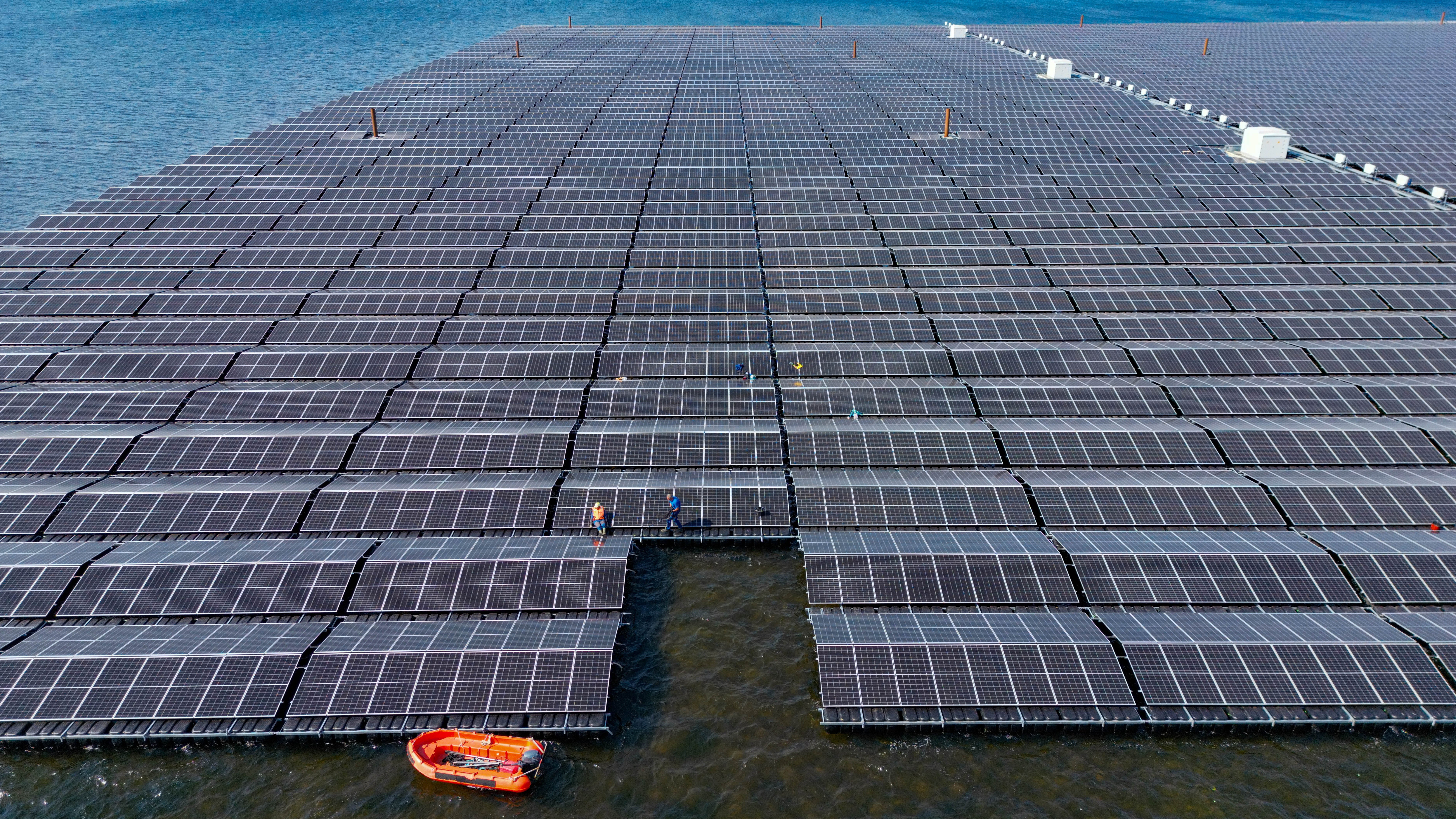 05.09.2024, Brandenburg, Cottbus: Auf dem Cottbuser Ostsee, einem gefluteten ehemaligen Braunkohletagebau, wird derzeitig eine gro&szlig;e Floating-PV-Anlage der LEAG Lausitz Energie Bergbau AG errichtet (Luftaufnahme mit einer Drohne).  (Patrick Pleul/dpa)
