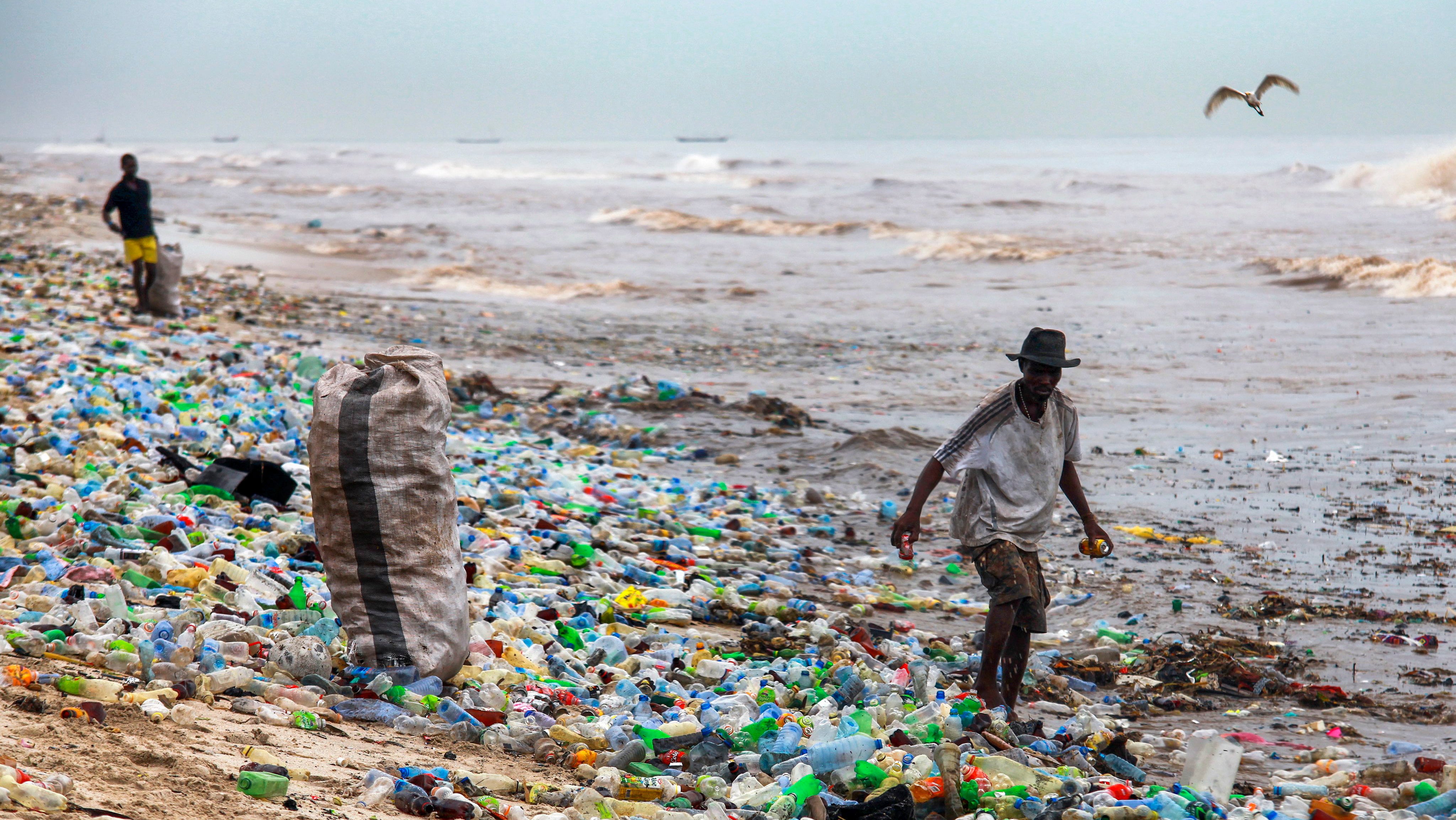 Ghana, Accra: Ein Mann sammelt verwertbares Material am verschmutzten Korle Gono Strand.