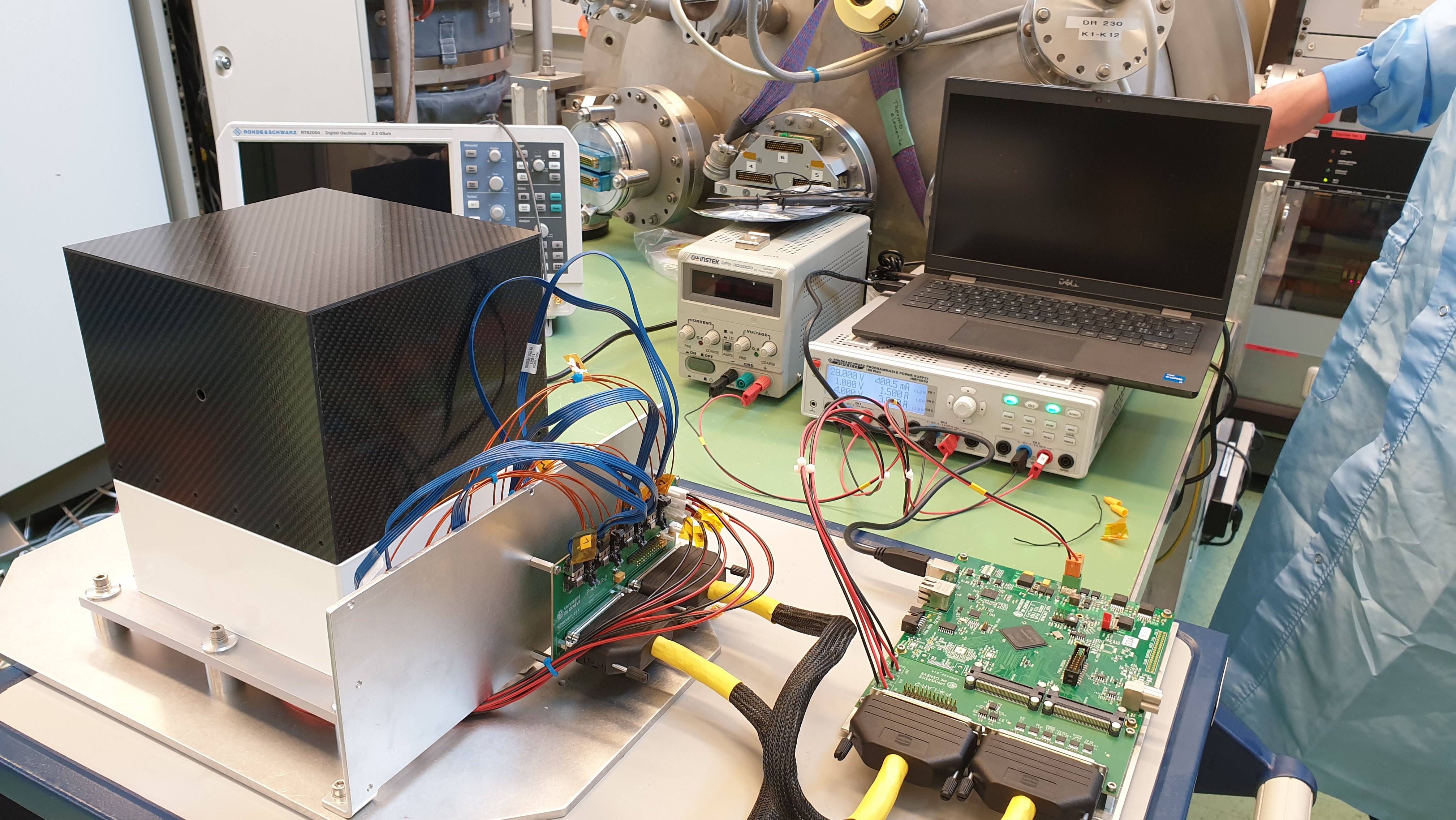 HANDOUT - 07.04.2022, Schweiz, Genf: Das Polarimeter &laquo;Polar 2&raquo; steht auf einem Tisch. Das Messger&auml;t soll die Schwingungsrichtung von Gammablitzen erfassen und im kommenden Jahr auf die chinesische Raumstation &laquo;Tiangong&raquo; gebracht werden. (zu dpa: &laquo;Forscher wollen Gammablitzen auf chinesischer Raumstation nachsp&uuml;ren&raquo;) Foto: Nicolas DeAngelis/dpa - ACHTUNG: Nur zur redaktionellen Verwendung im Zusammenhang mit der aktuellen Berichterstattung und nur mit vollst&auml;ndiger Nennung des vorstehenden Credits +++ dpa-Bildfunk +++