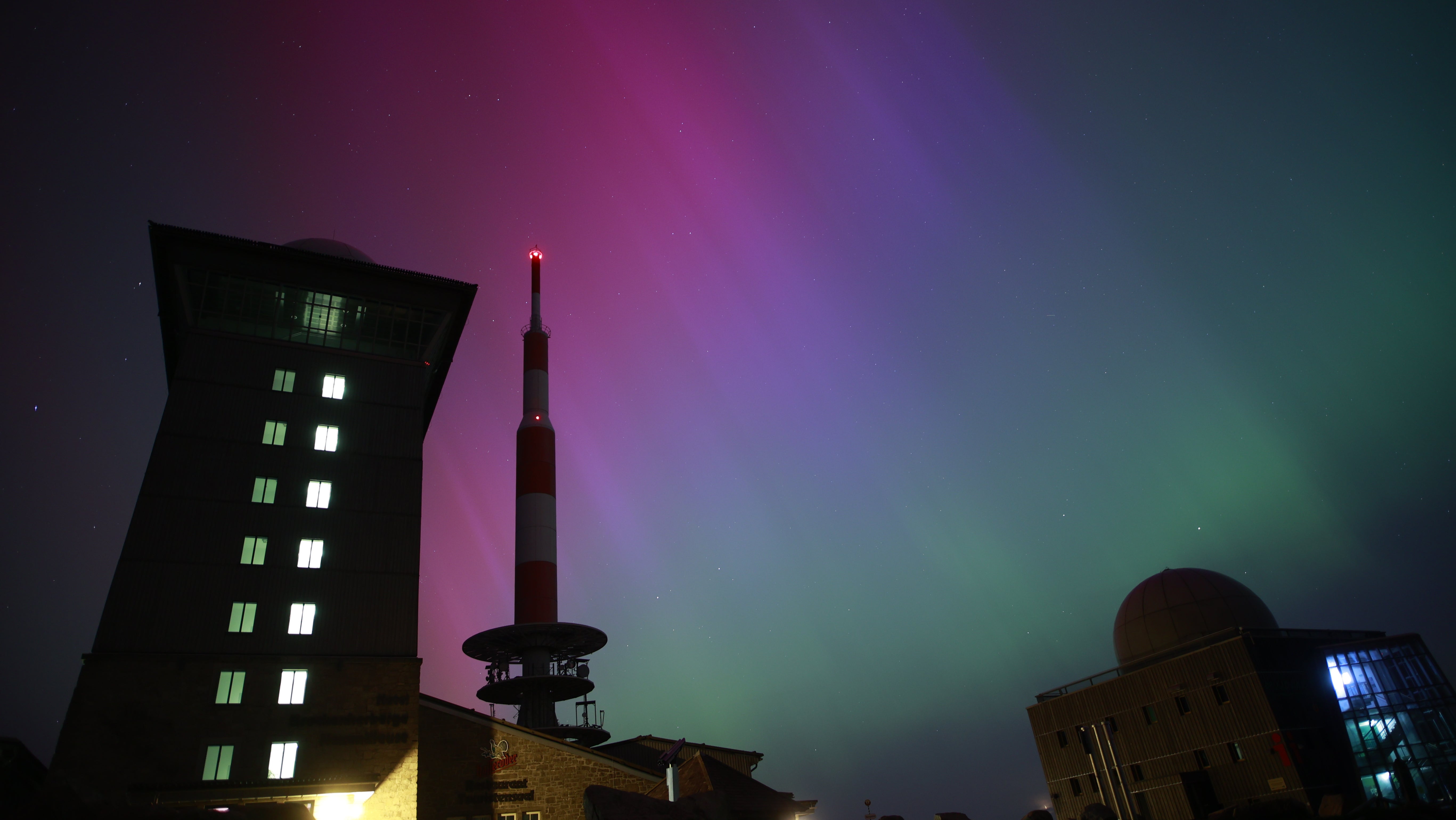11.05.2024, Sachsen-Anhalt, Schierke: Polarlichter erscheinen &uuml;ber dem Brocken am Nachthimmel. Das Naturschauspiel ist in der Nacht zum Samstag besonders intensiv zu beobachten. (Matthias Bein/dpa)
